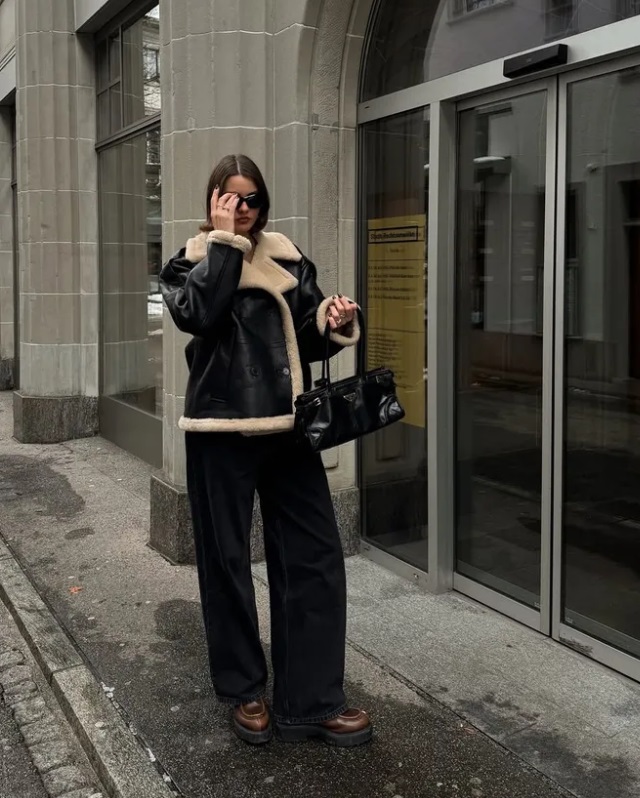 Трикотажный костюм и пальто с шарфом: модные блогеры показали главные тренды на зиму 2025