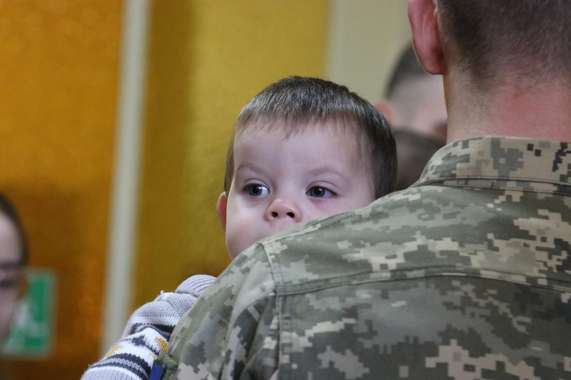 "Під захистом неба і земних ангелів": у Львові курсанти ЗСУ стали хресними для сиріт із Луганщини