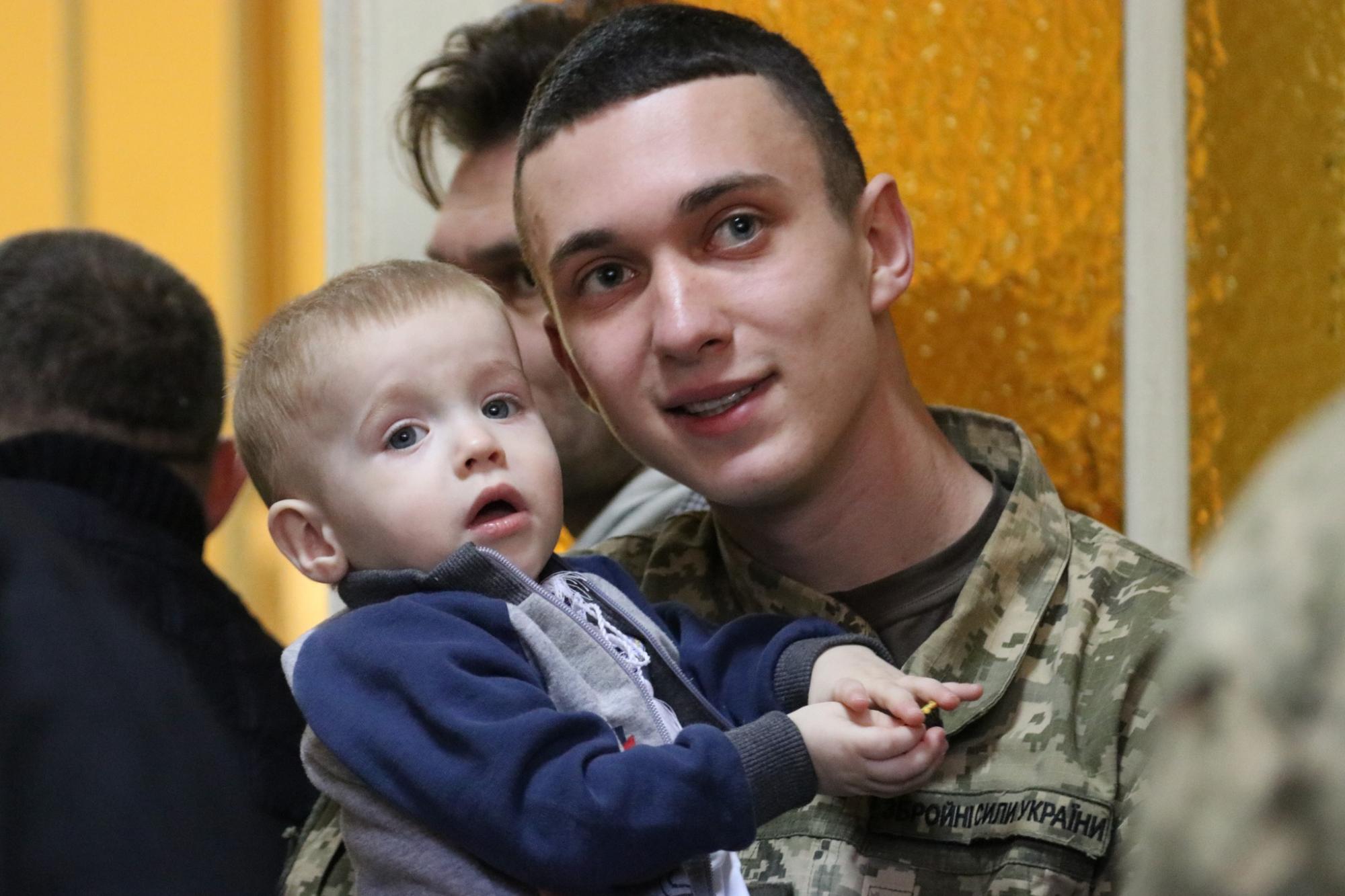 "Під захистом неба і земних ангелів": у Львові курсанти ЗСУ стали хресними для сиріт із Луганщини
