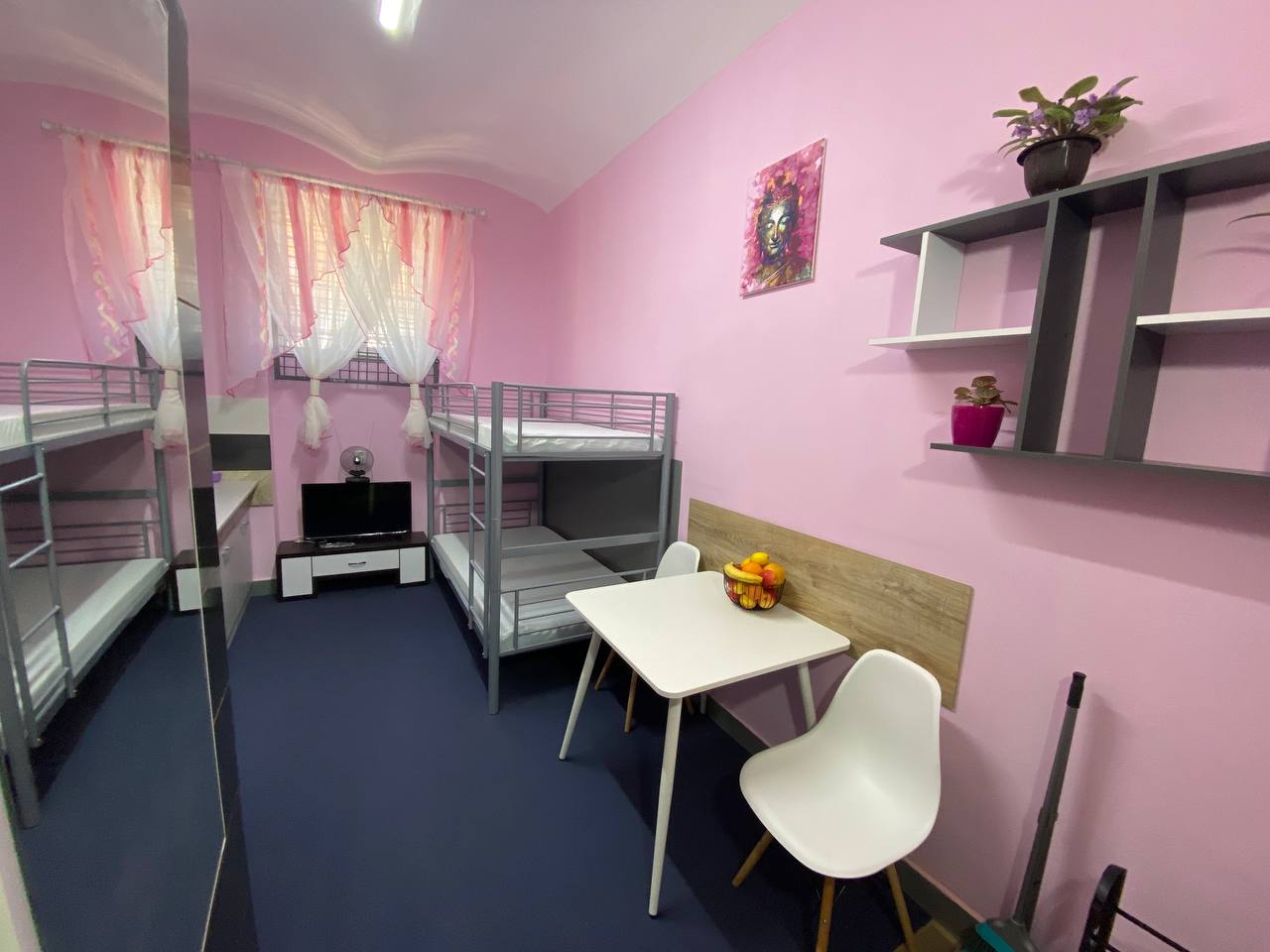 Ортопедические матрасы, мебель и телевизор: на Закарпатье показали платную камеру для женщин (фото)