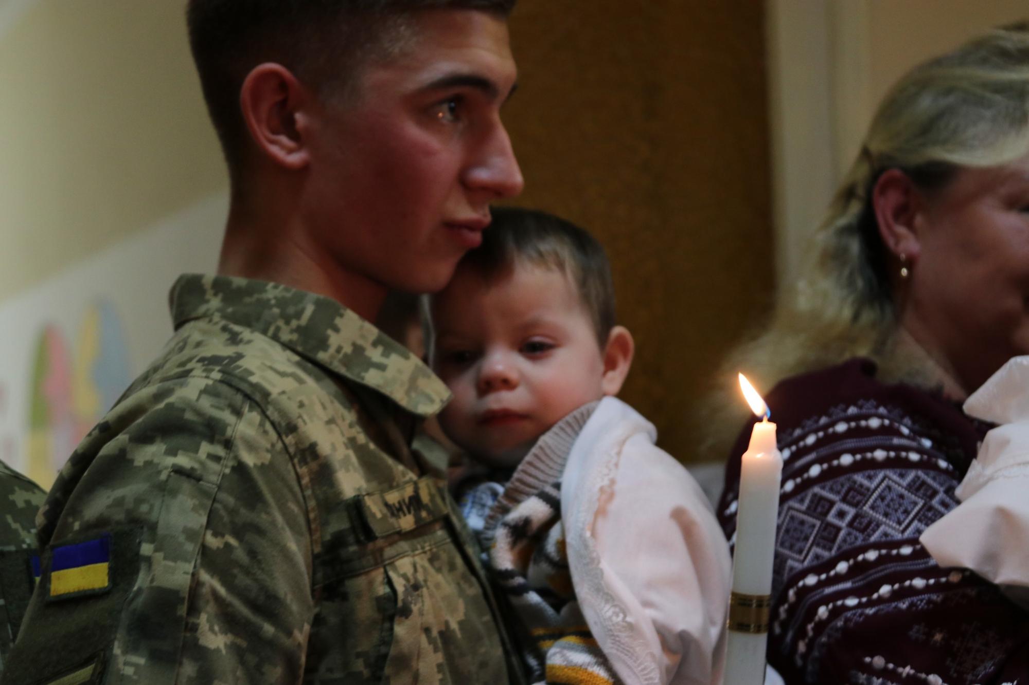 "Під захистом неба і земних ангелів": у Львові курсанти ЗСУ стали хресними для сиріт із Луганщини