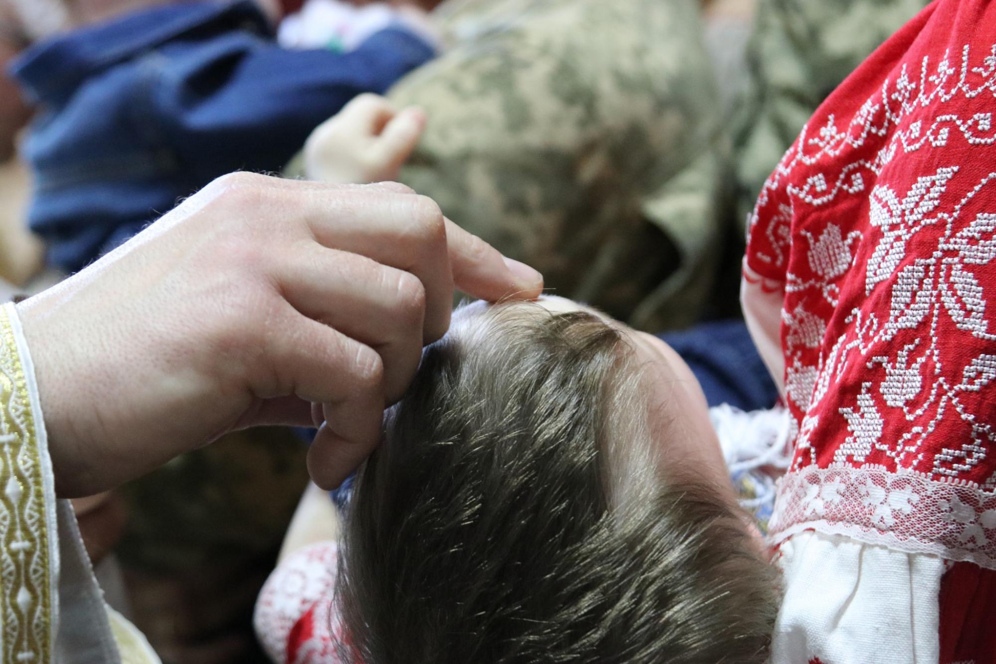 "Під захистом неба і земних ангелів": у Львові курсанти ЗСУ стали хресними для сиріт із Луганщини