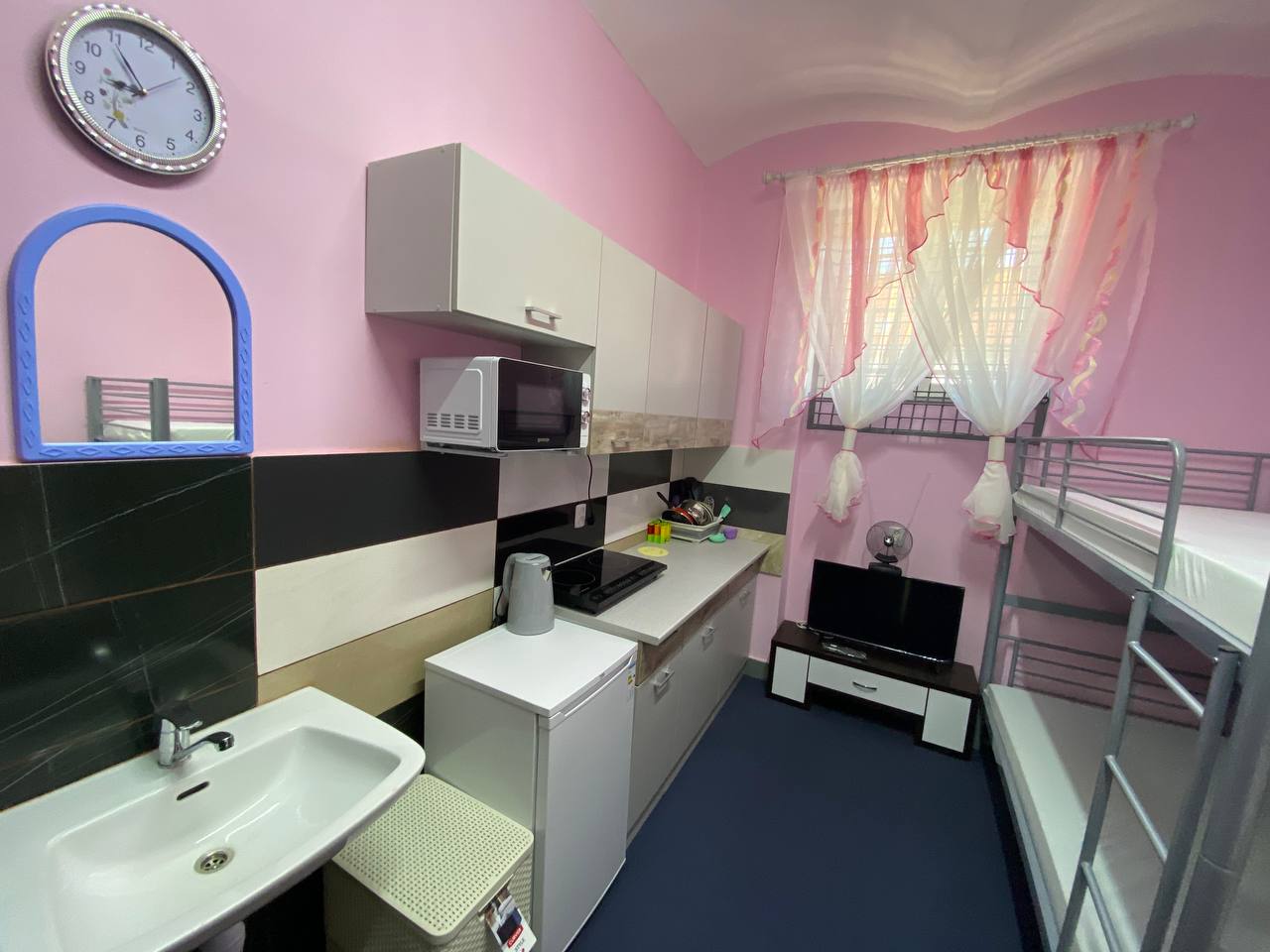 Ортопедические матрасы, мебель и телевизор: на Закарпатье показали платную камеру для женщин (фото)