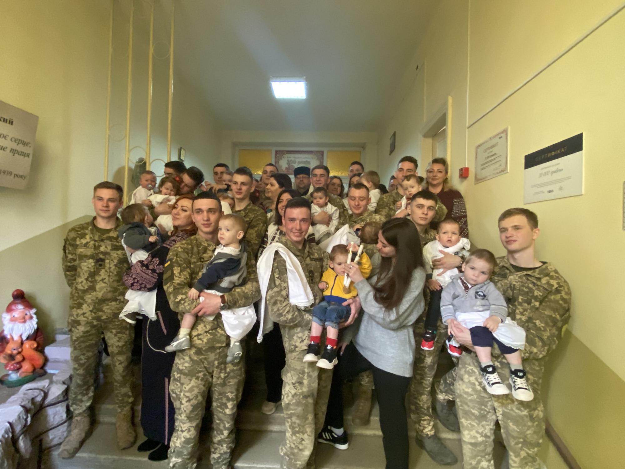 "Під захистом неба і земних ангелів": у Львові курсанти ЗСУ стали хресними для сиріт із Луганщини
