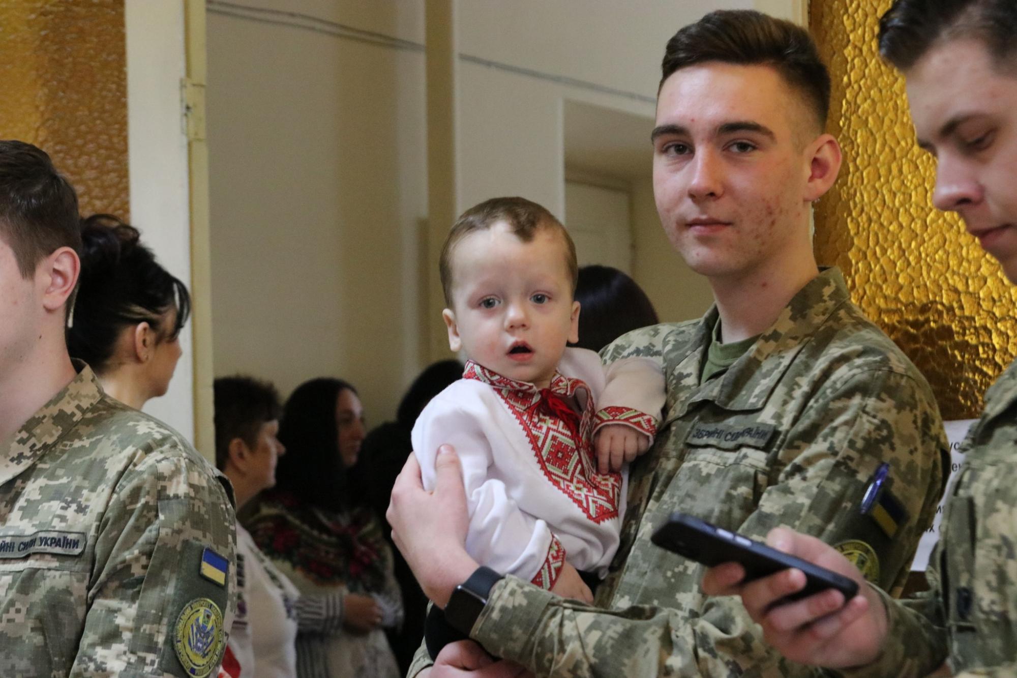 "Під захистом неба і земних ангелів": у Львові курсанти ЗСУ стали хресними для сиріт із Луганщини
