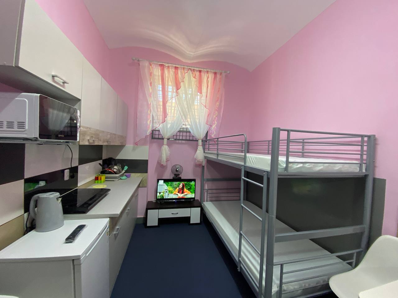 Ортопедические матрасы, мебель и телевизор: на Закарпатье показали платную камеру для женщин (фото)