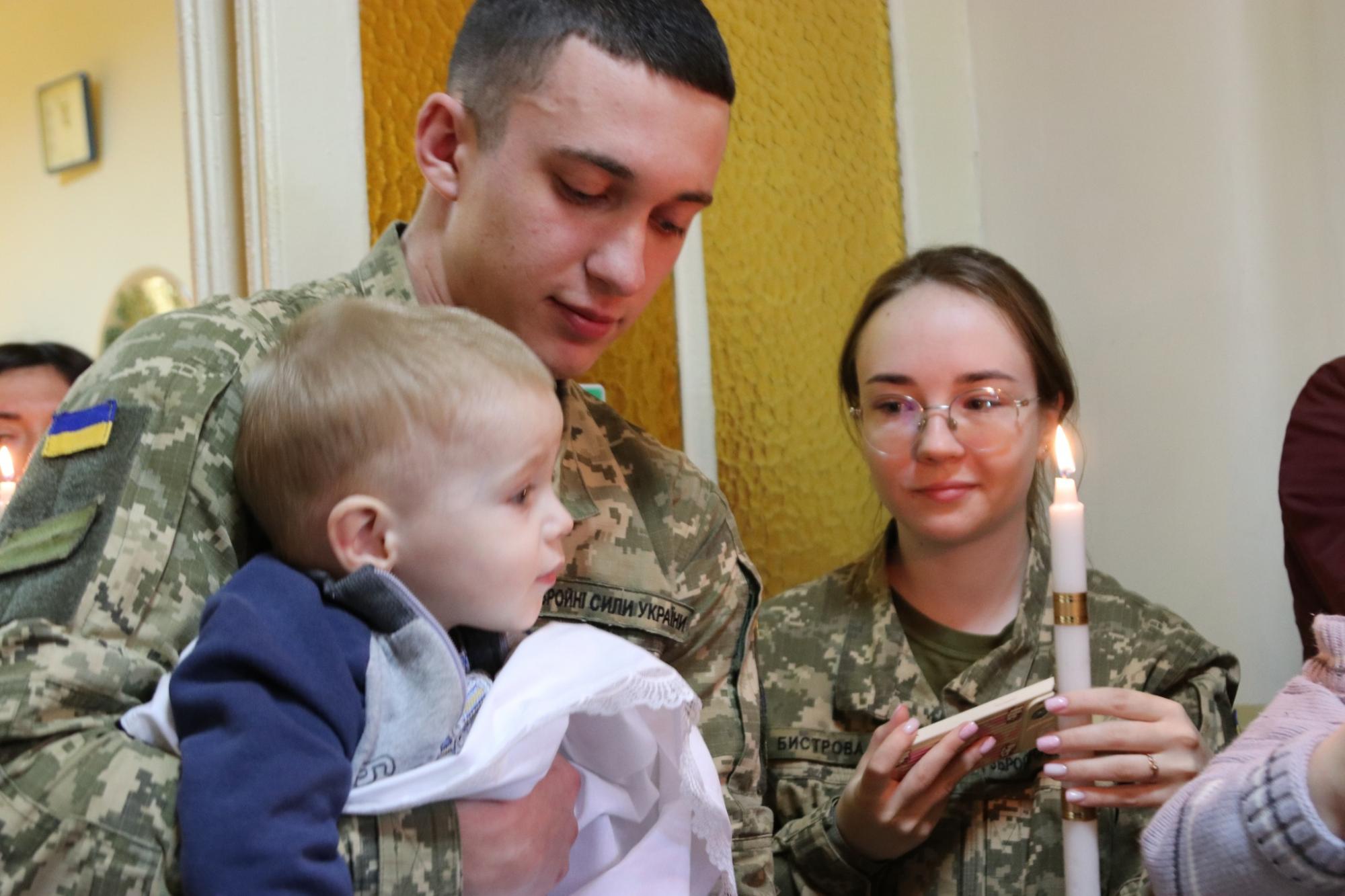 "Під захистом неба і земних ангелів": у Львові курсанти ЗСУ стали хресними для сиріт із Луганщини