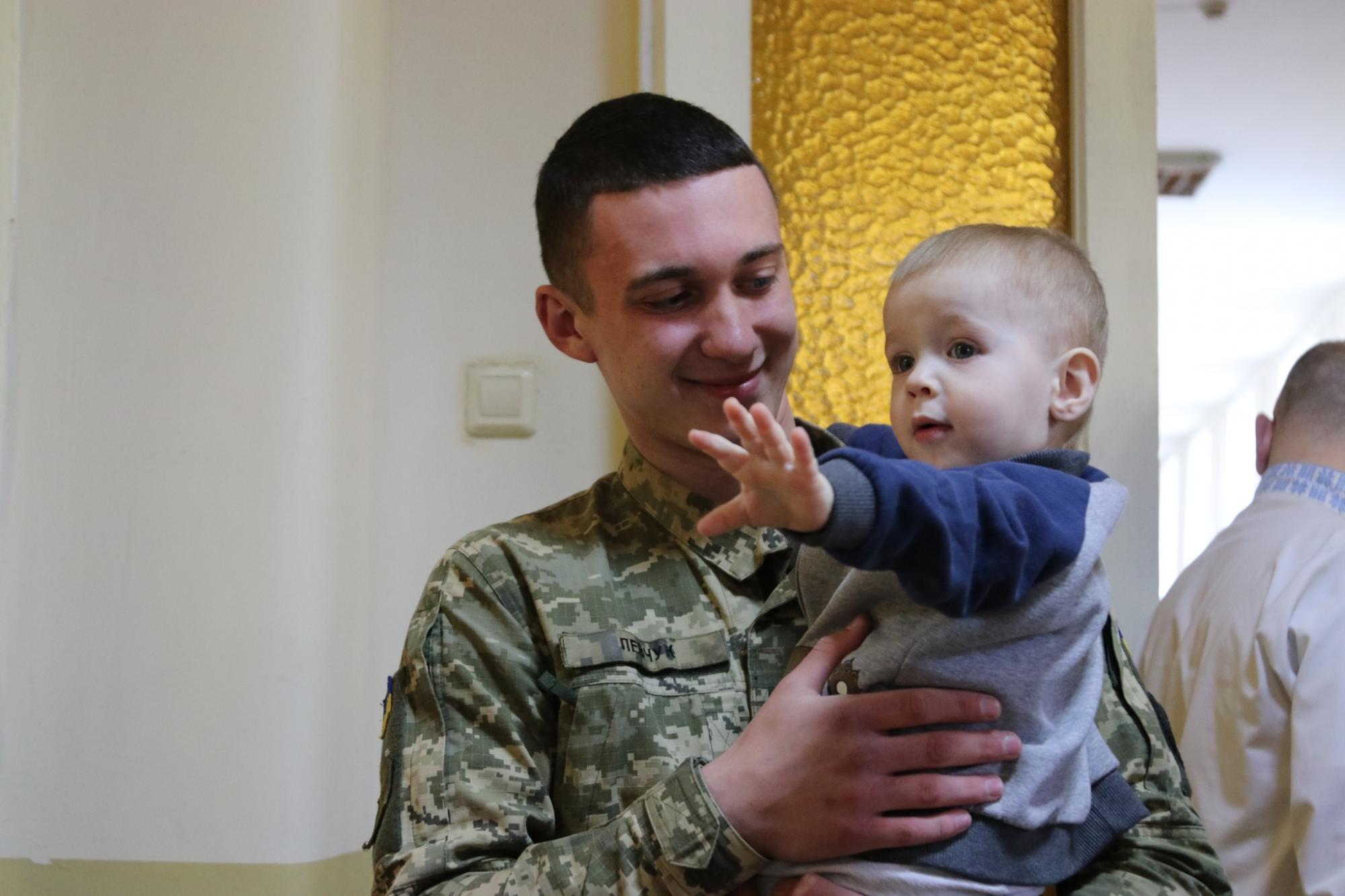 "Під захистом неба і земних ангелів": у Львові курсанти ЗСУ стали хресними для сиріт із Луганщини