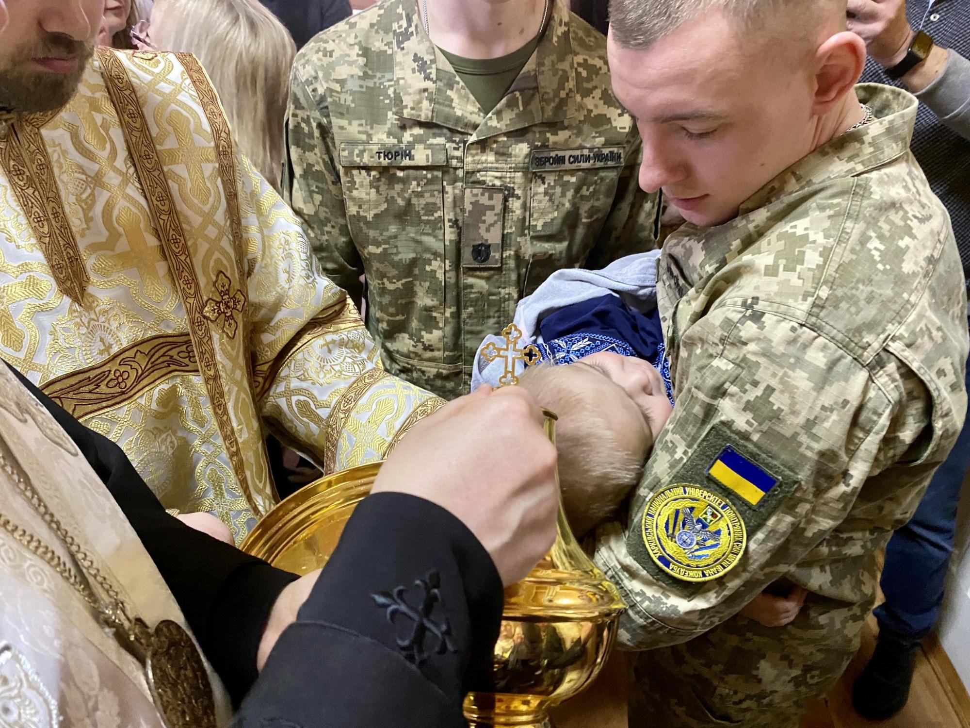 "Під захистом неба і земних ангелів": у Львові курсанти ЗСУ стали хресними для сиріт із Луганщини