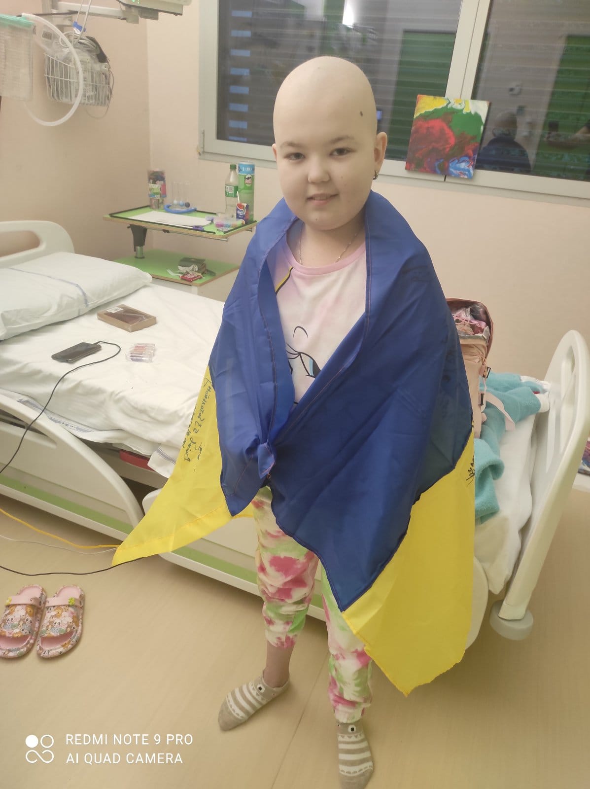 Онкохвора 11-річна Марійка малює та продає картини, щоб допомогти ЗСУ: чуттєва історія