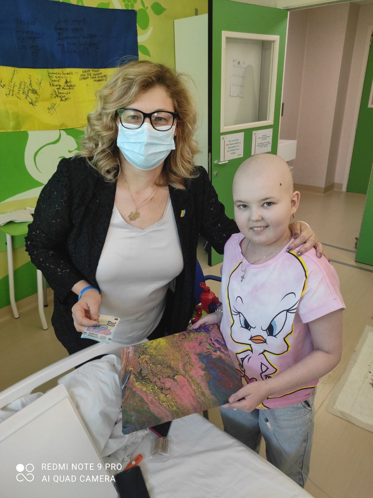 Онкохвора 11-річна Марійка малює та продає картини, щоб допомогти ЗСУ: чуттєва історія