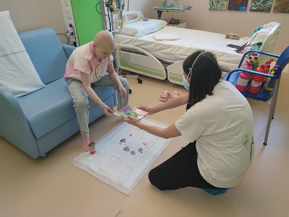 Онкохвора 11-річна Марійка малює та продає картини, щоб допомогти ЗСУ: чуттєва історія