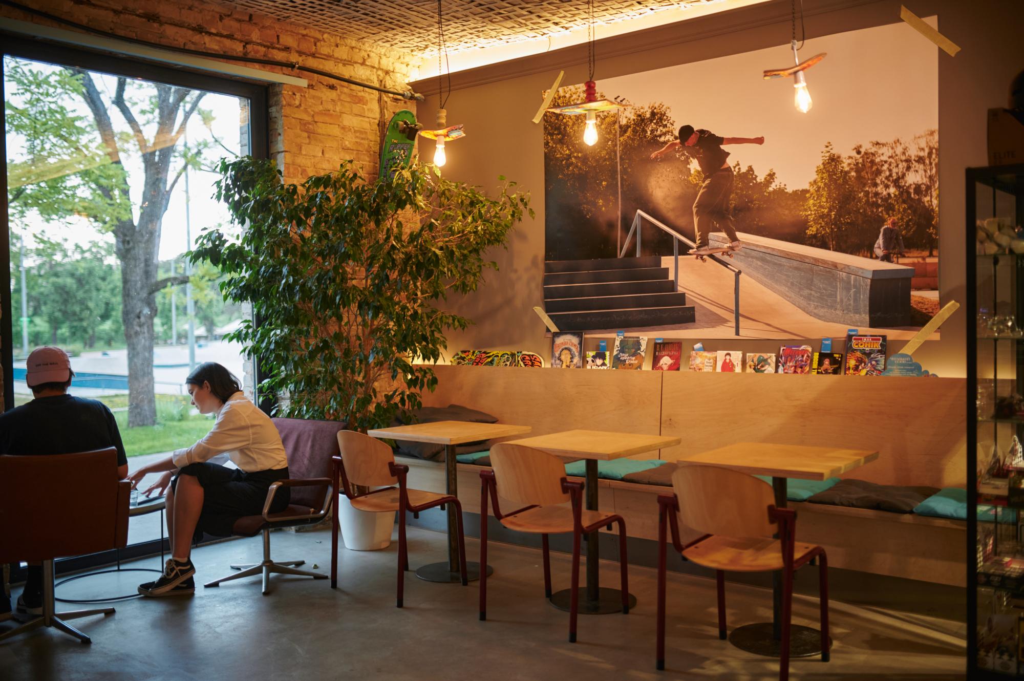 5 уютных локаций на ВДНГ, где можно насладиться чтением и пореллаксировать