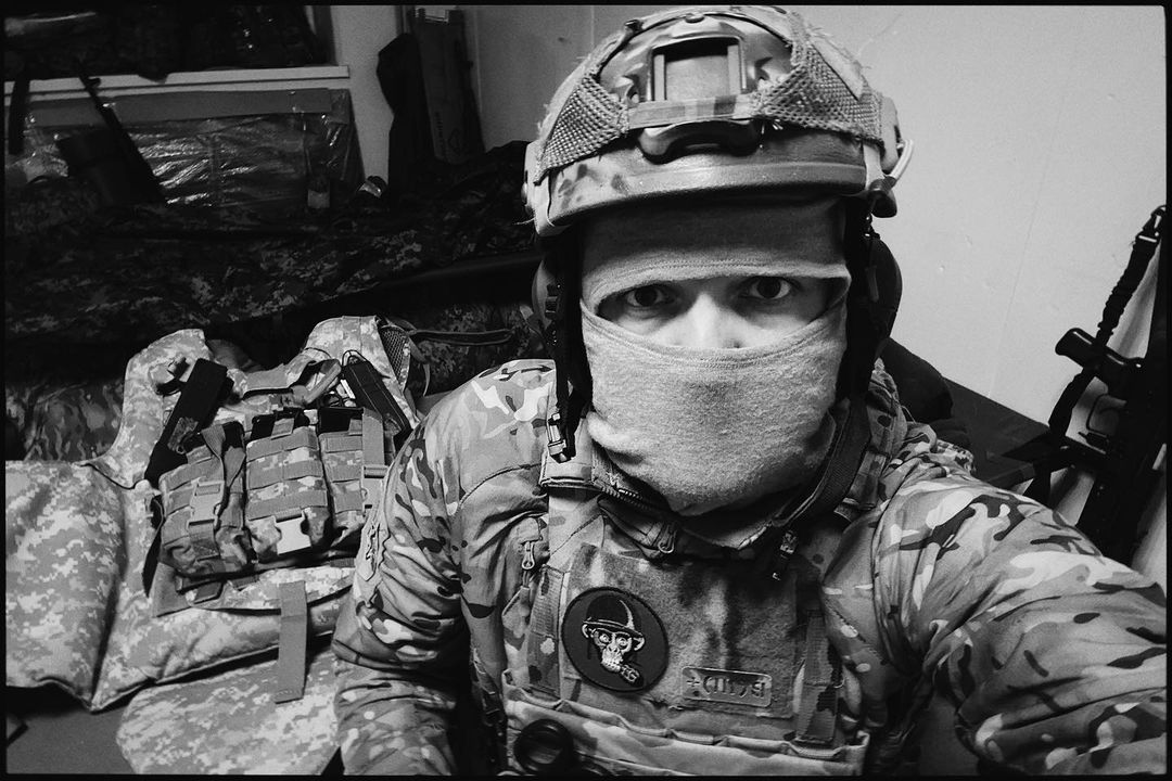 "Ситуація в країні напружена": український співак скасував тур і повертається на фронт