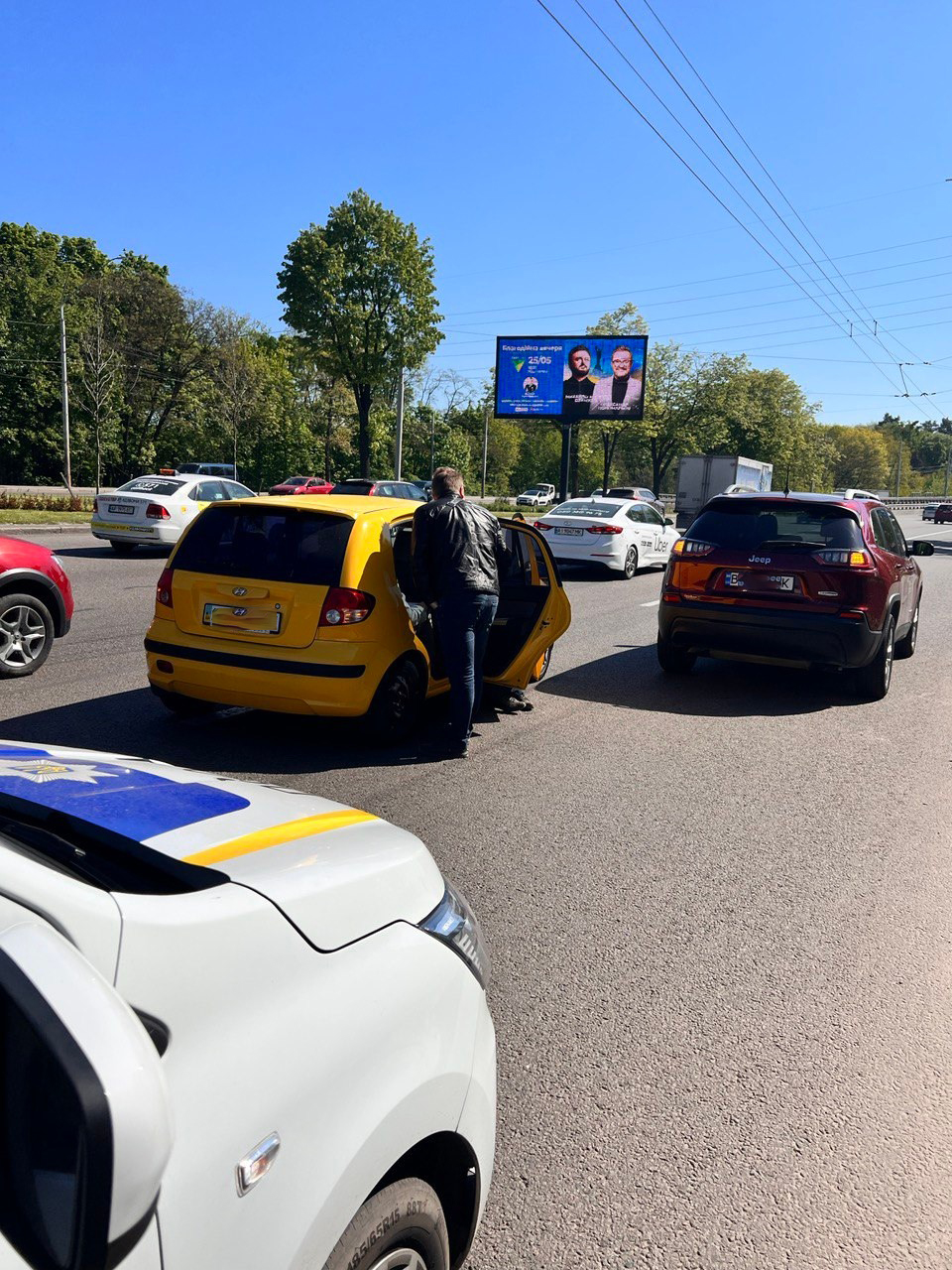 Українська співачка потрапила в ДТП у Києві: фото з місця аварії