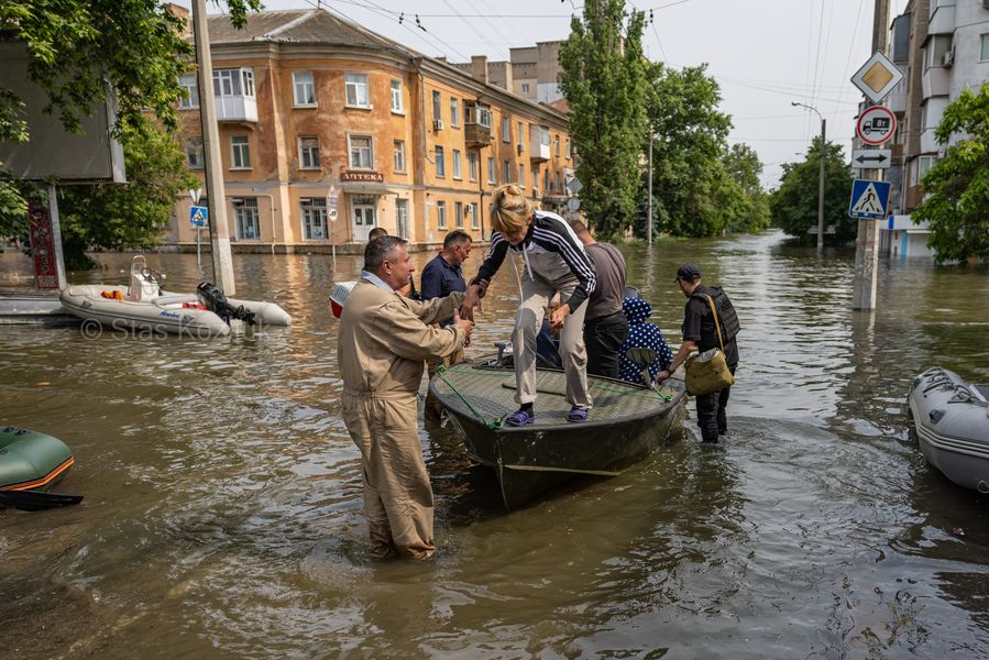 Окупанти кинули людей вмирати. Що відбувається у затоплених містах після підриву Каховської ГЕС (фото)