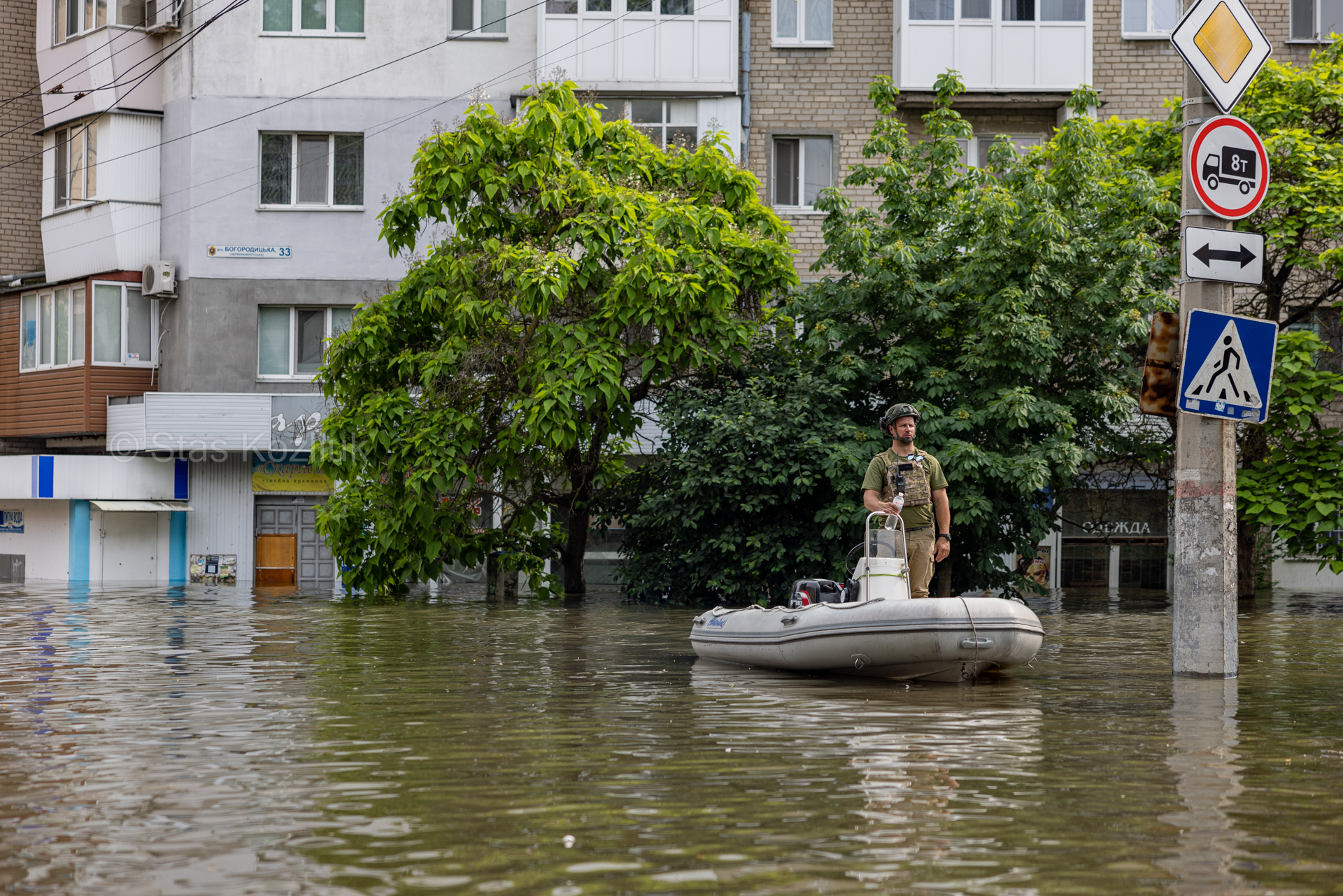 Окупанти кинули людей вмирати. Що відбувається у затоплених містах після підриву Каховської ГЕС (фото)