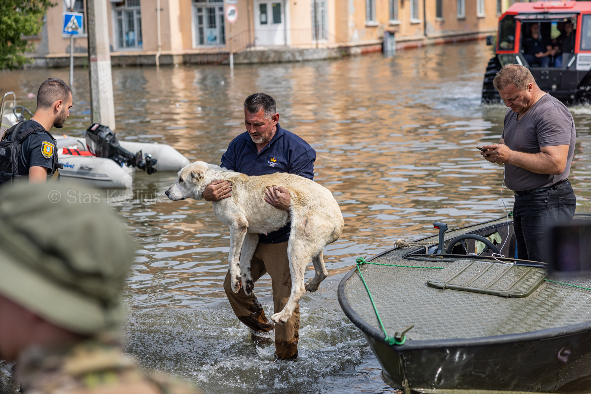 Окупанти кинули людей вмирати. Що відбувається у затоплених містах після підриву Каховської ГЕС (фото)
