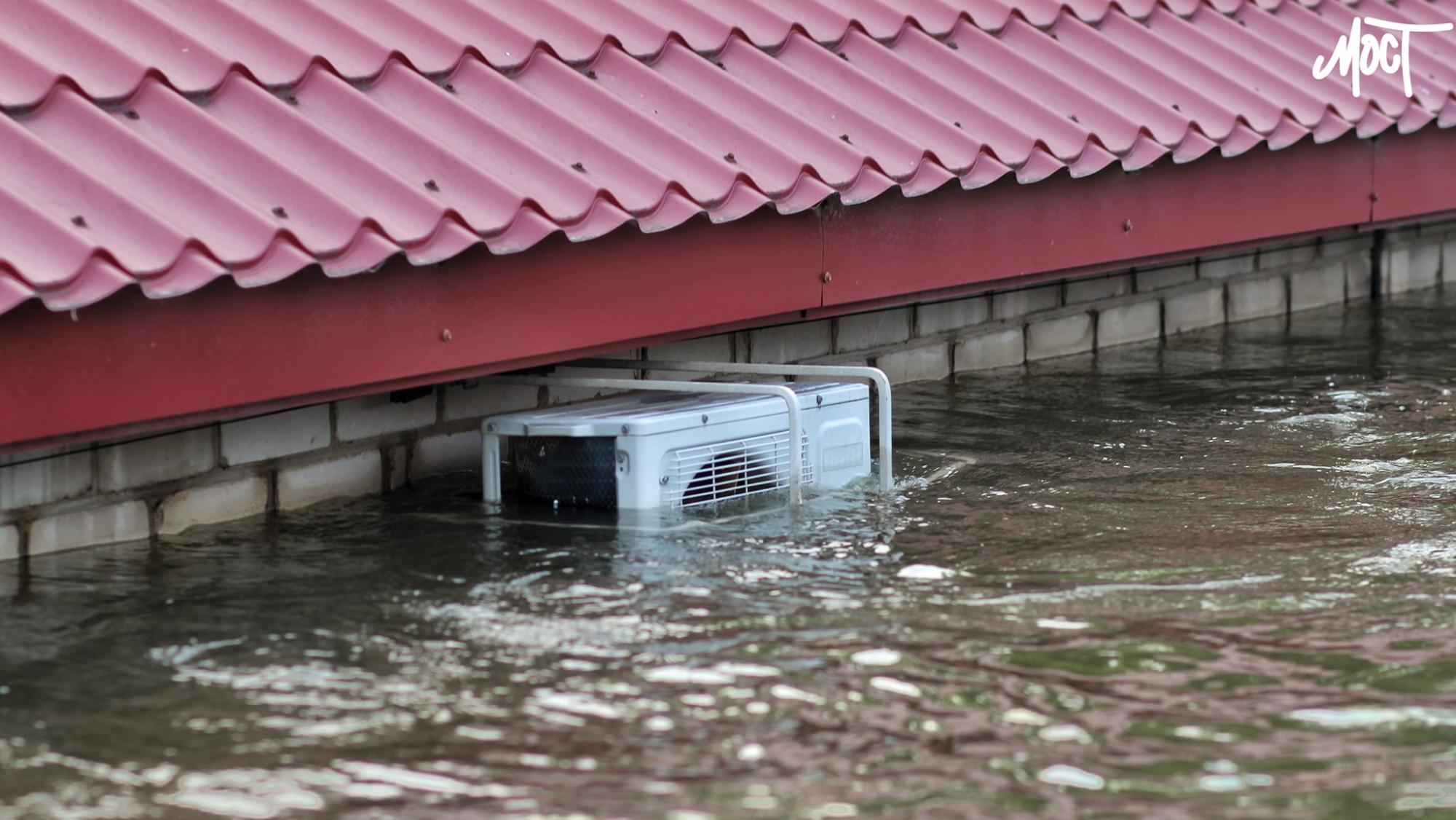 Окупанти кинули людей вмирати. Що відбувається у затоплених містах після підриву Каховської ГЕС (фото)