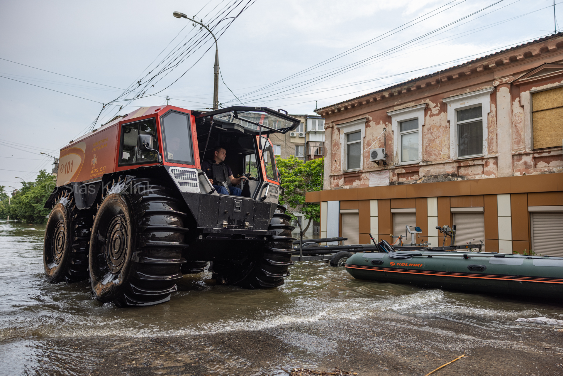 Окупанти кинули людей вмирати. Що відбувається у затоплених містах після підриву Каховської ГЕС (фото)