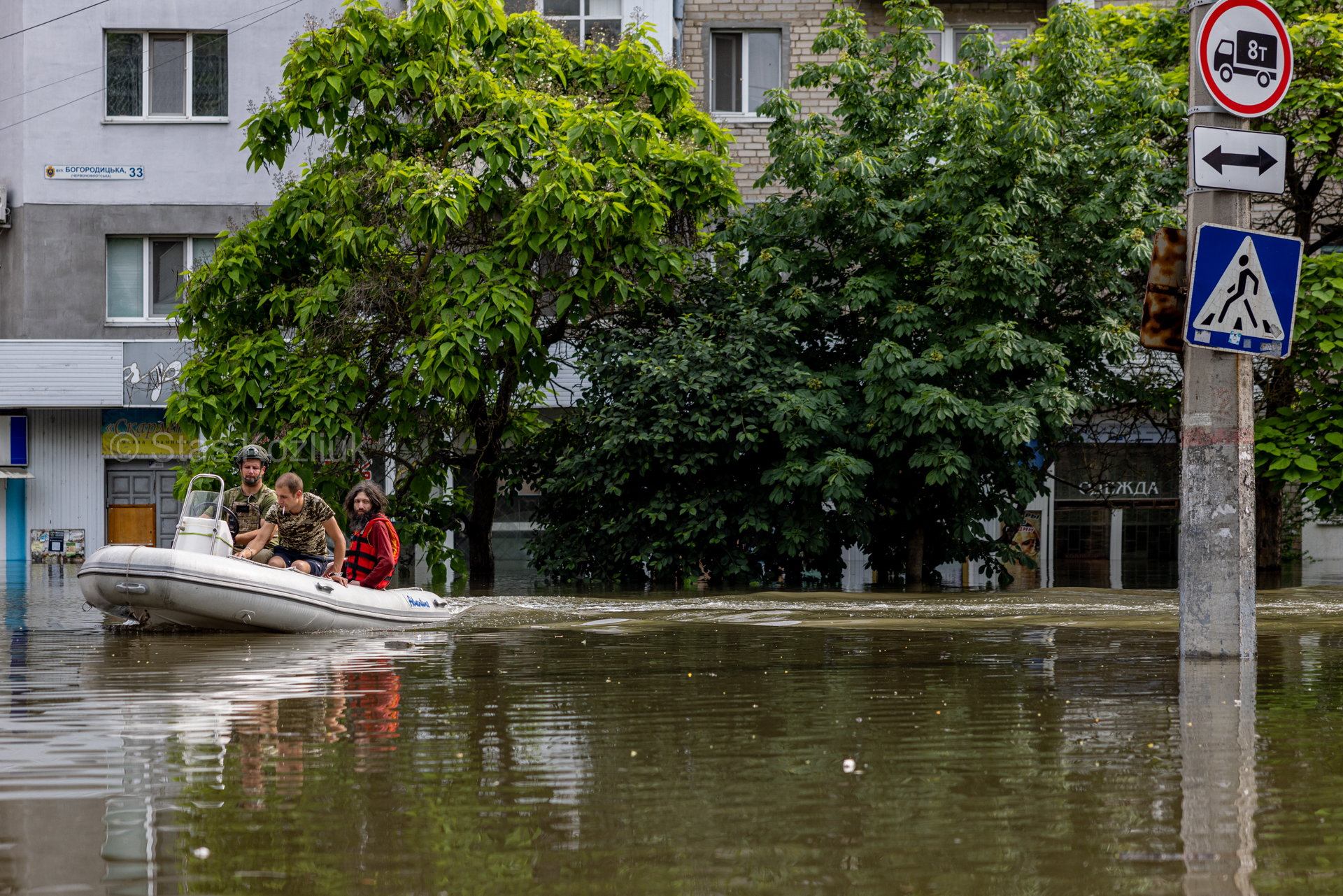 Окупанти кинули людей вмирати. Що відбувається у затоплених містах після підриву Каховської ГЕС (фото)