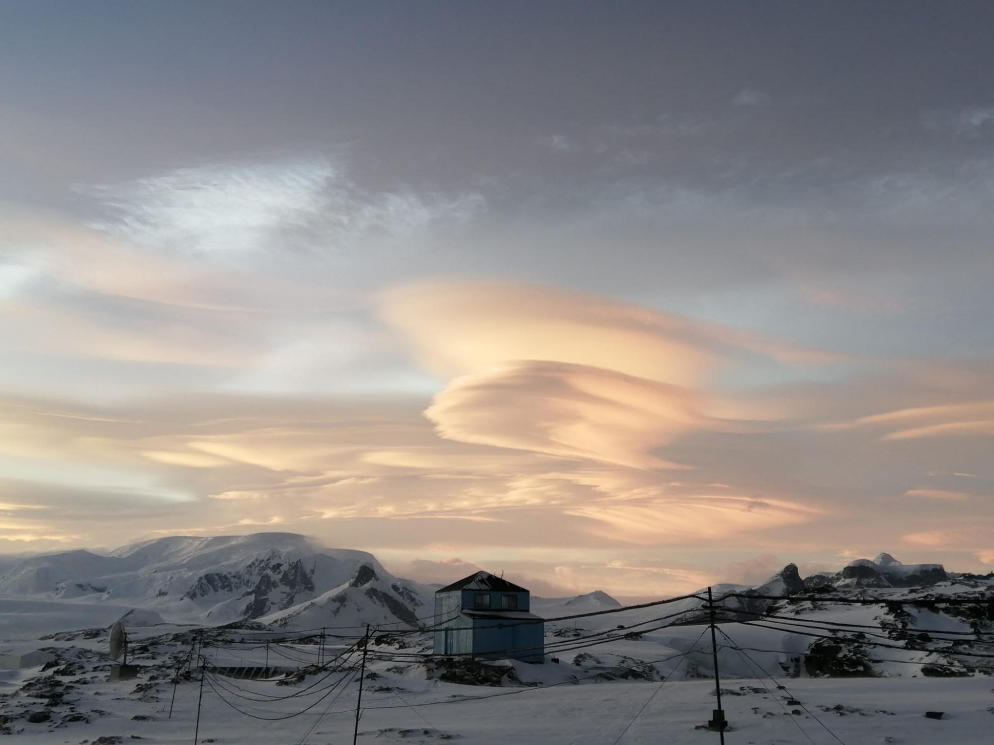 Просто фантастика! Полярники показали "комбо" невероятных аномалий в Антарктике