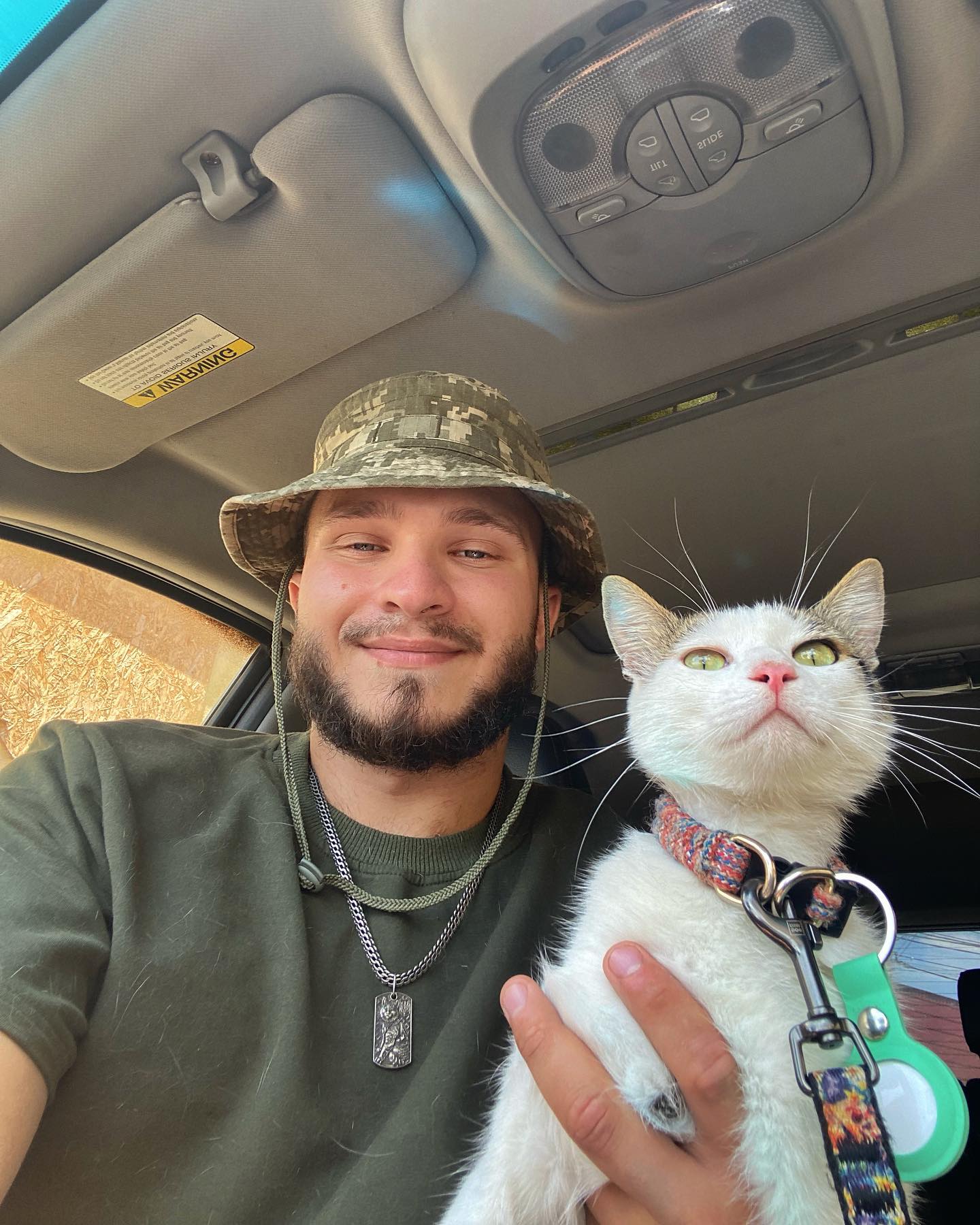 Искали три недели все военные: боевой кот Шайба вернулся к владельцу (фото)