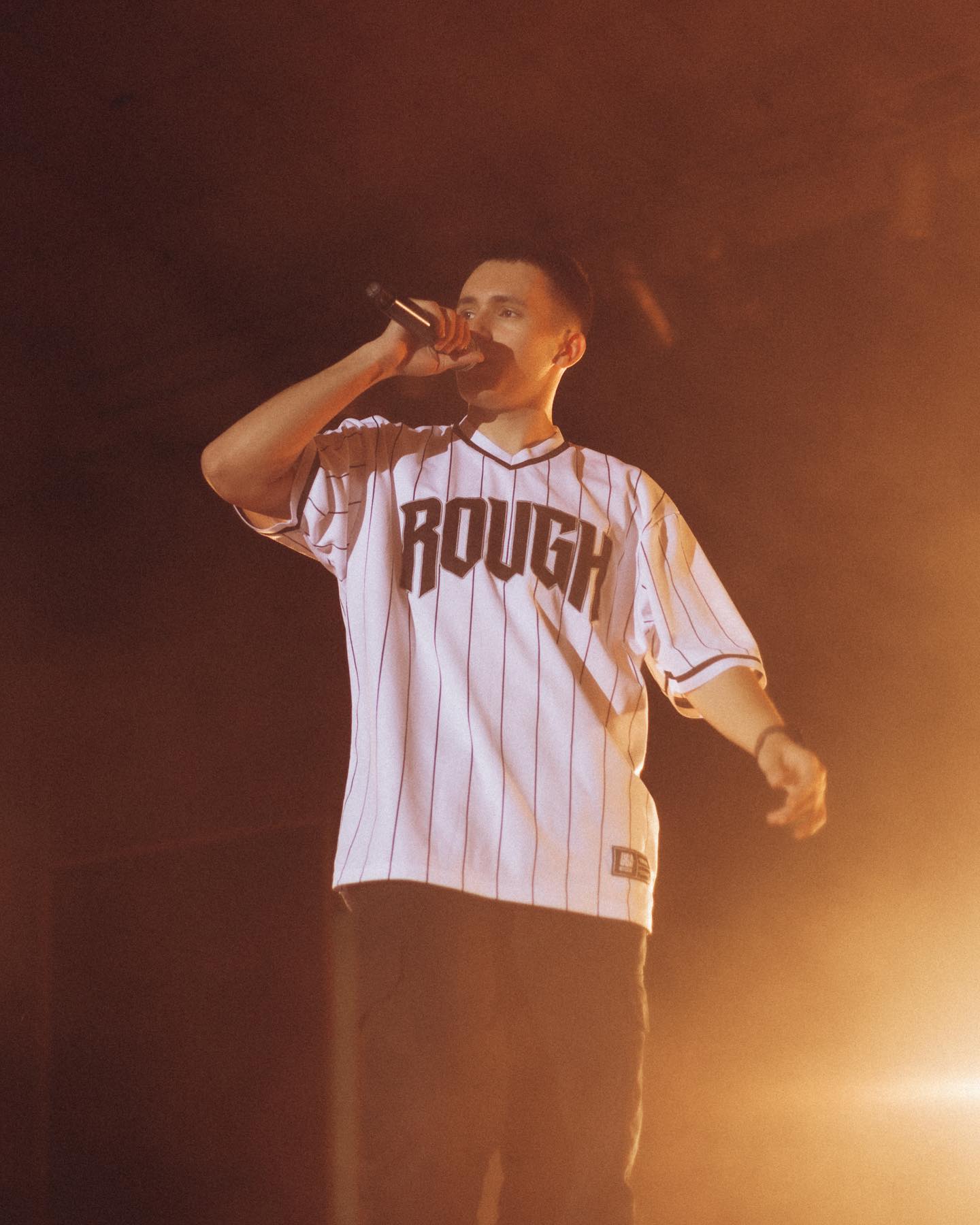 Кумир молоді YAKTAK заспівав про безтурботне кохання. Дивіться атмосферне відео