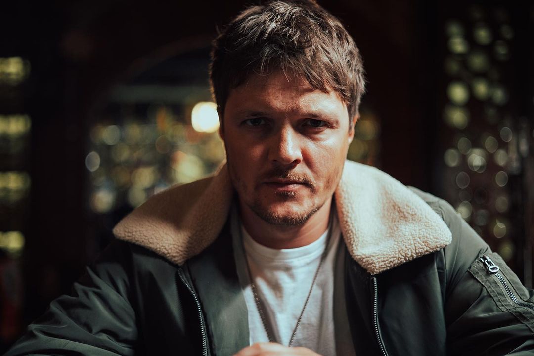 "Ситуація в країні напружена": український співак скасував тур і повертається на фронт