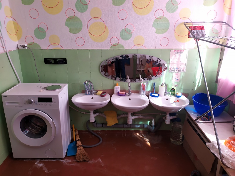 "Куди прийдуть росіяни, жити не залишуся". Як переселенці рятуються від війни у шелтерах