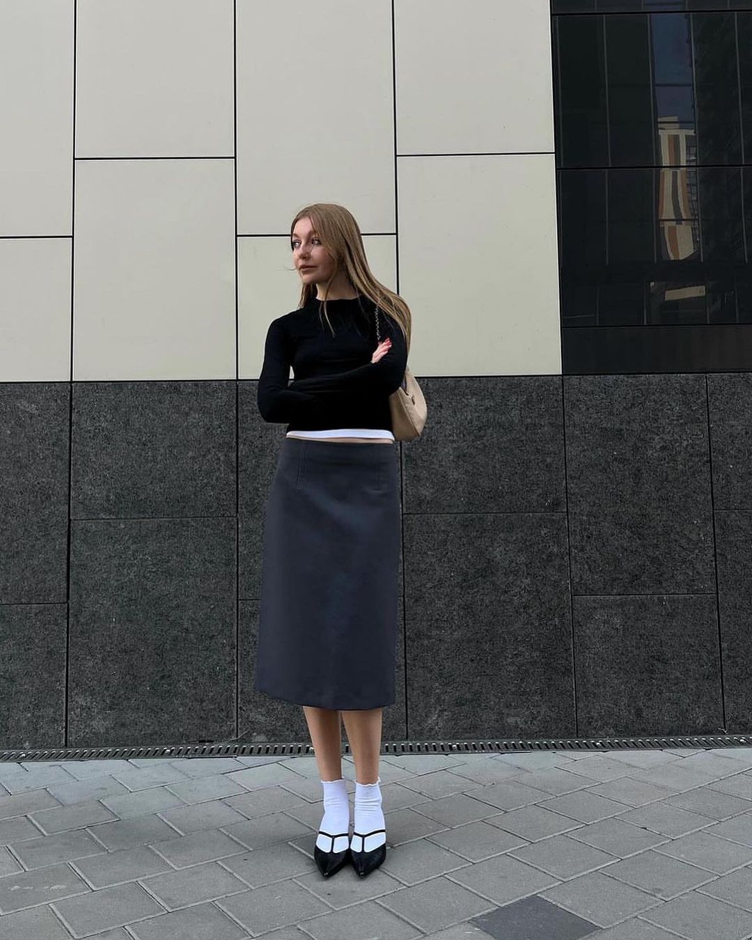 Стиліст показала, з чим носити білі брендові шкарпетки, щоб це було стильно (фото)