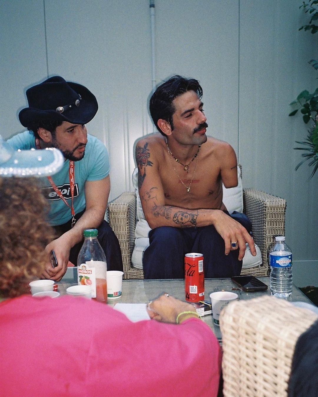 Похожий на Меркьюри певец без руки. Кто такой Лаки Лав, песни которого покорили ТикТок