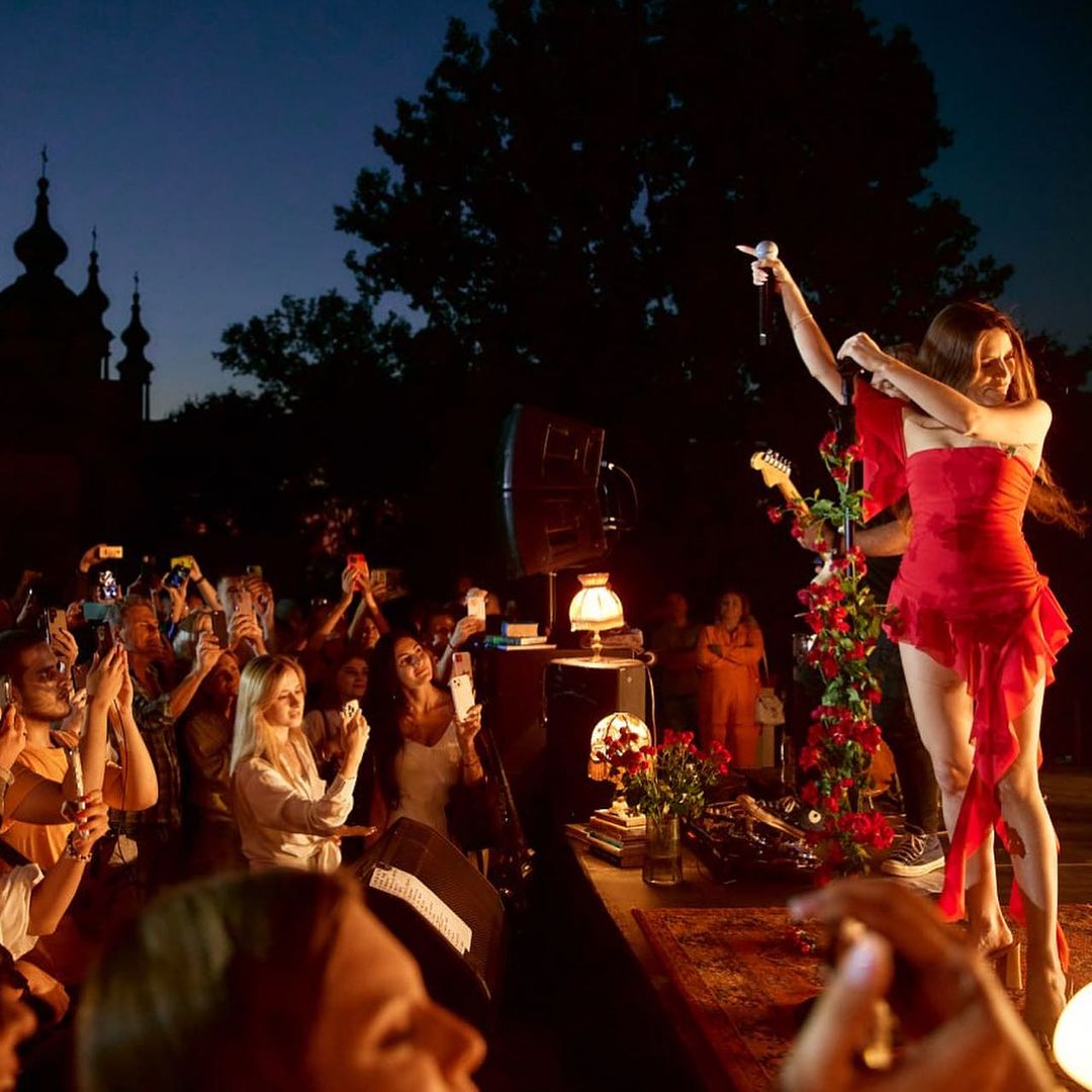 Гаряча Христина Соловій у мінісукні зібрала 100 тисяч на ЗСУ, але нарвалася на хейт