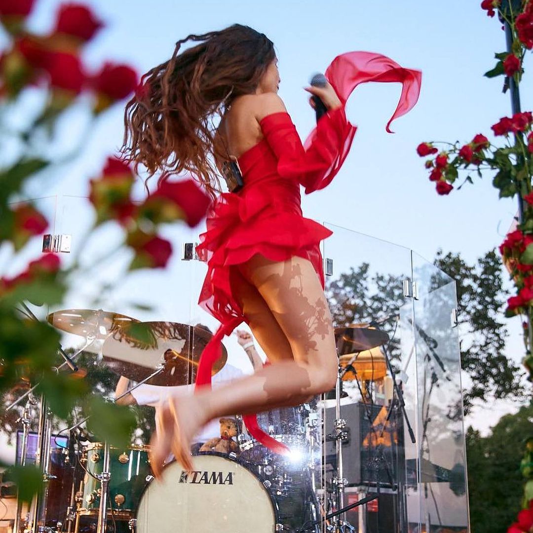 Гаряча Христина Соловій у мінісукні зібрала 100 тисяч на ЗСУ, але нарвалася на хейт