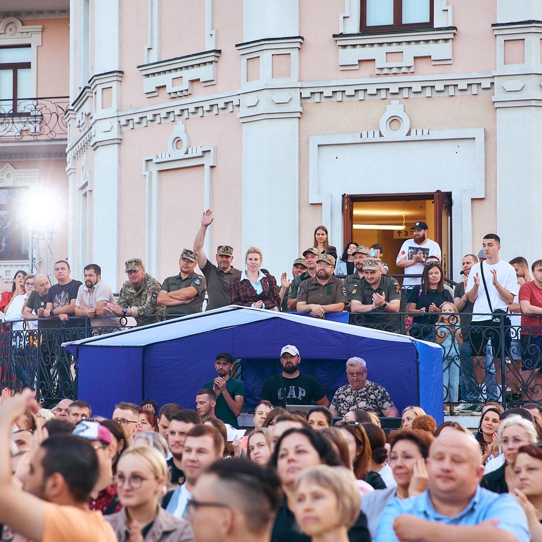 Гаряча Христина Соловій у мінісукні зібрала 100 тисяч на ЗСУ, але нарвалася на хейт