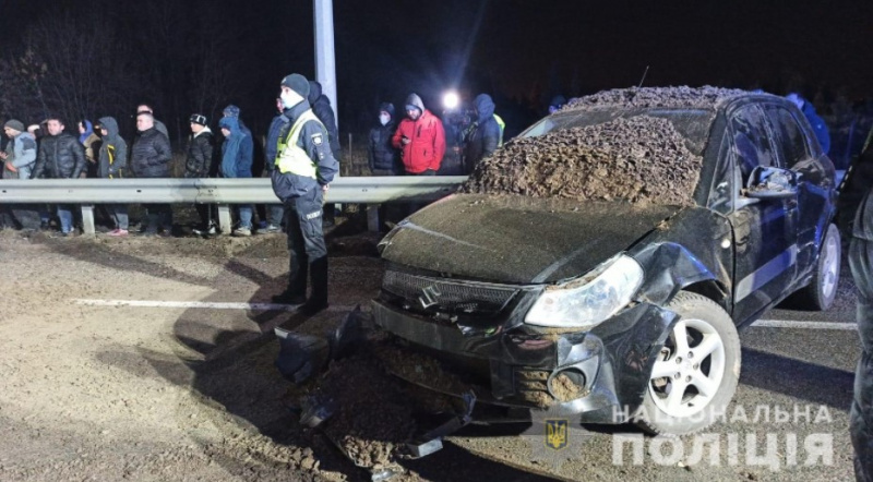 В Харькове произошло масштабное ДТП: грузовик раздавил легковой автомобиль 2