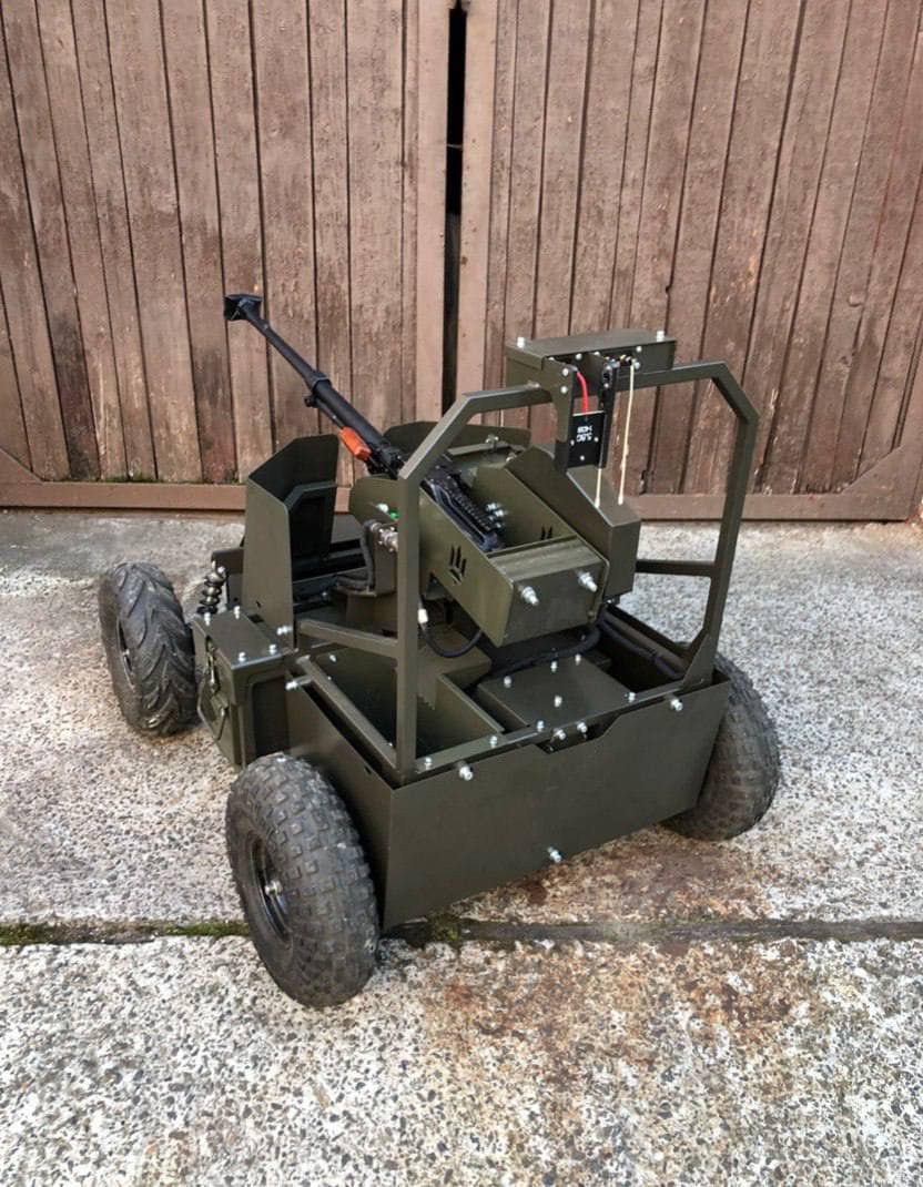 Есть броня и танковый пулемет. В Украине начались тесты боевого робота "Лють"