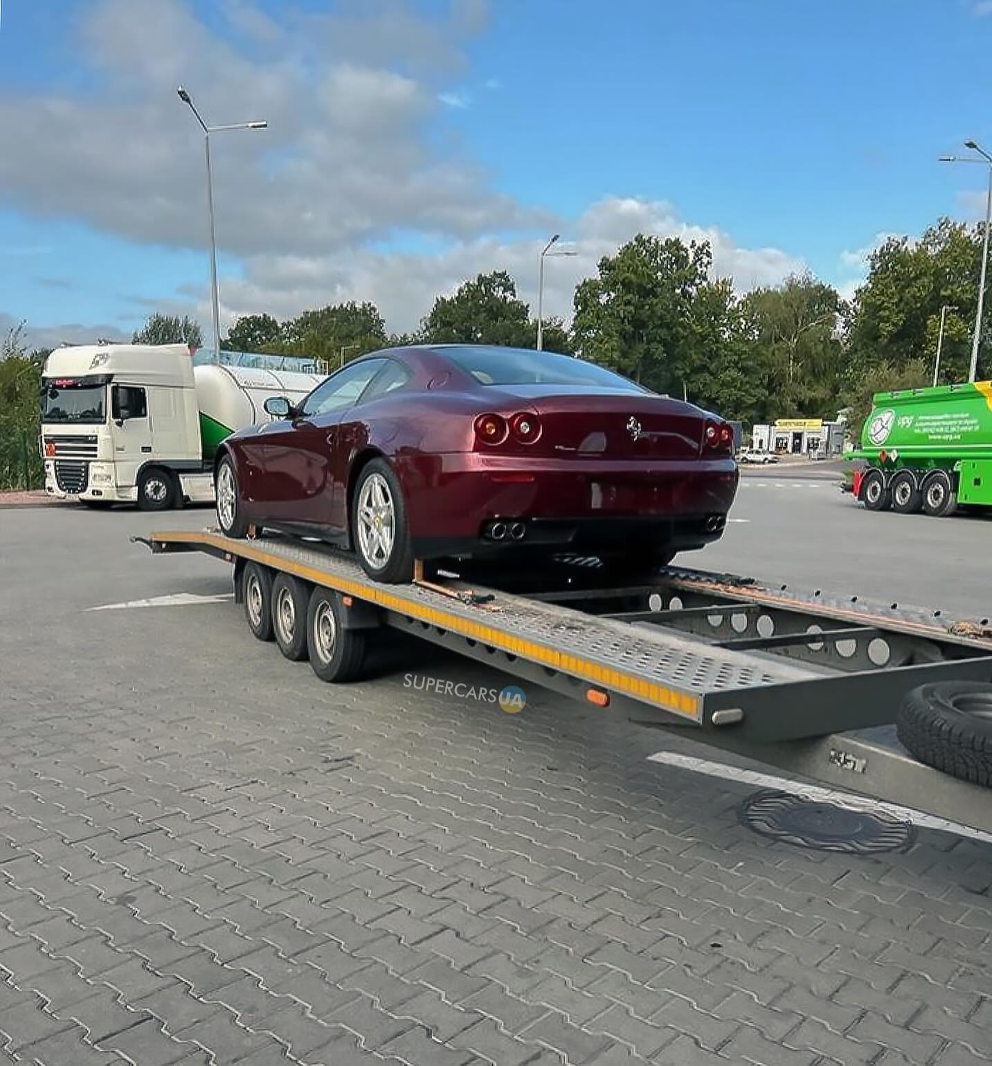 "Это капсула времени!" В Украину завезли коллекционные суперкары Ferrari и Porsche (фото)