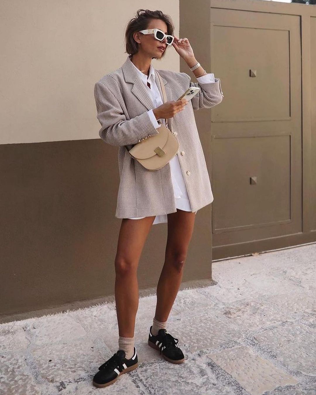 Стиліст показала, з чим носити білі брендові шкарпетки, щоб це було стильно (фото)