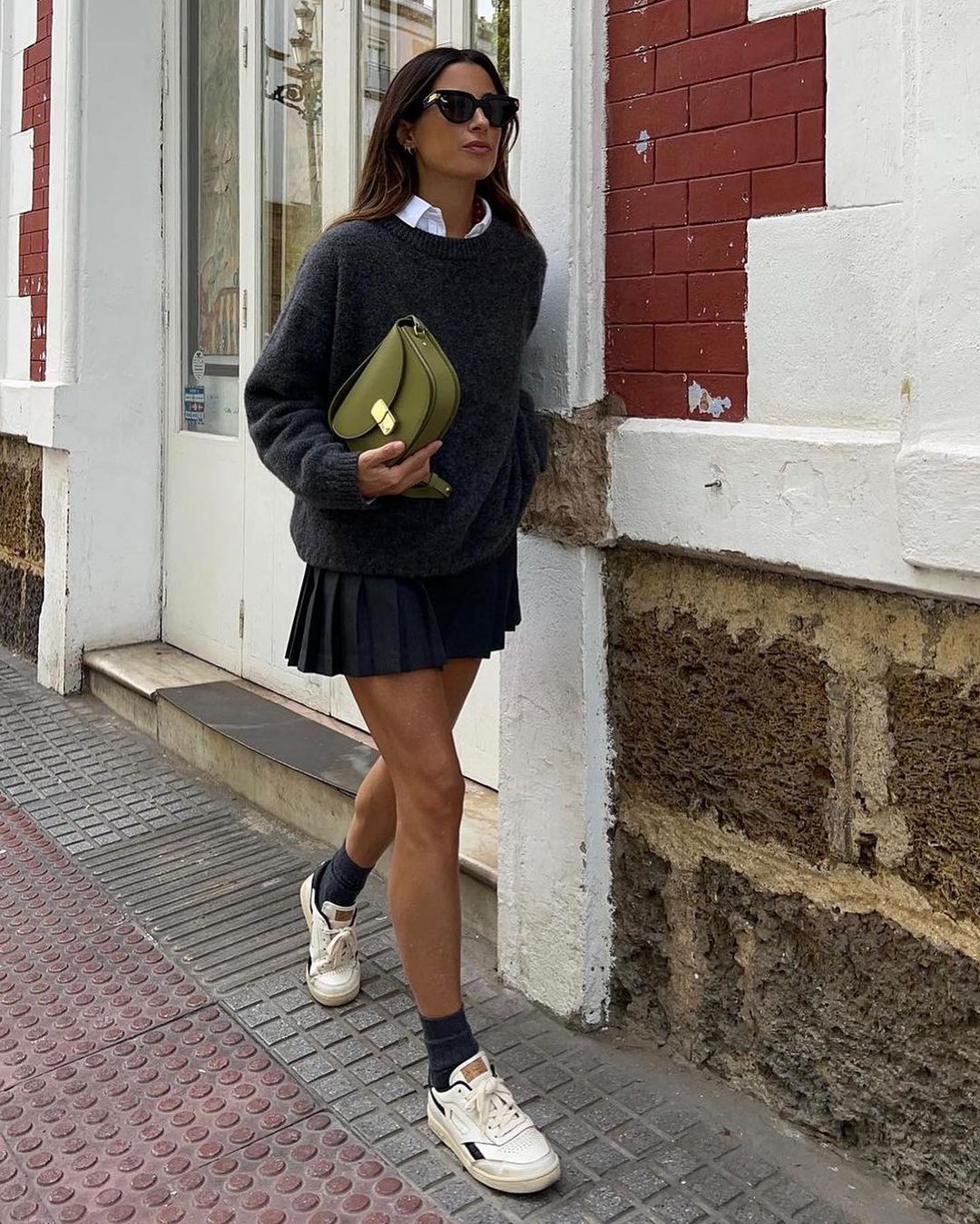 Стиліст показала, з чим носити білі брендові шкарпетки, щоб це було стильно (фото)