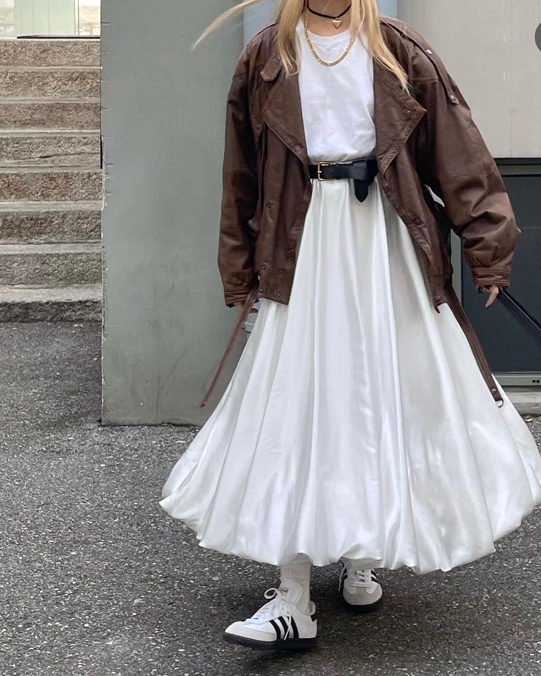 Стиліст показала, з чим носити білі брендові шкарпетки, щоб це було стильно (фото)