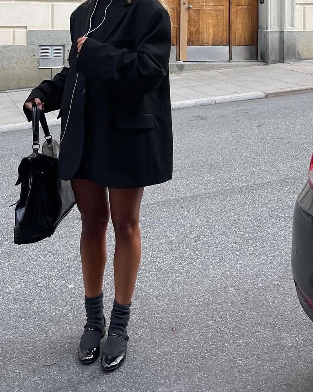 Стиліст показала, з чим носити білі брендові шкарпетки, щоб це було стильно (фото)