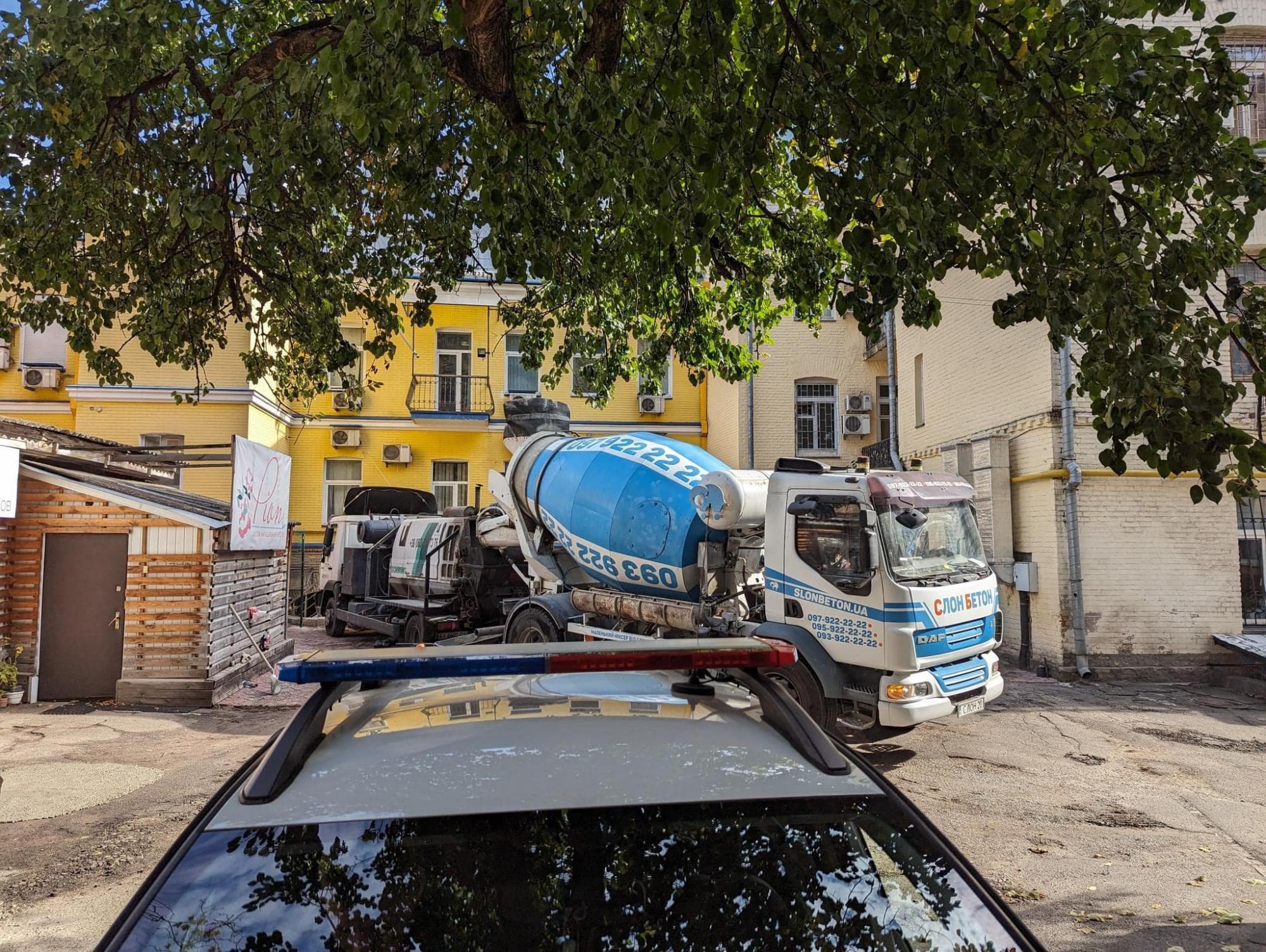 На Хрещатику незаконно розбирають памʼятку архітектури ХІХ століття (фото)