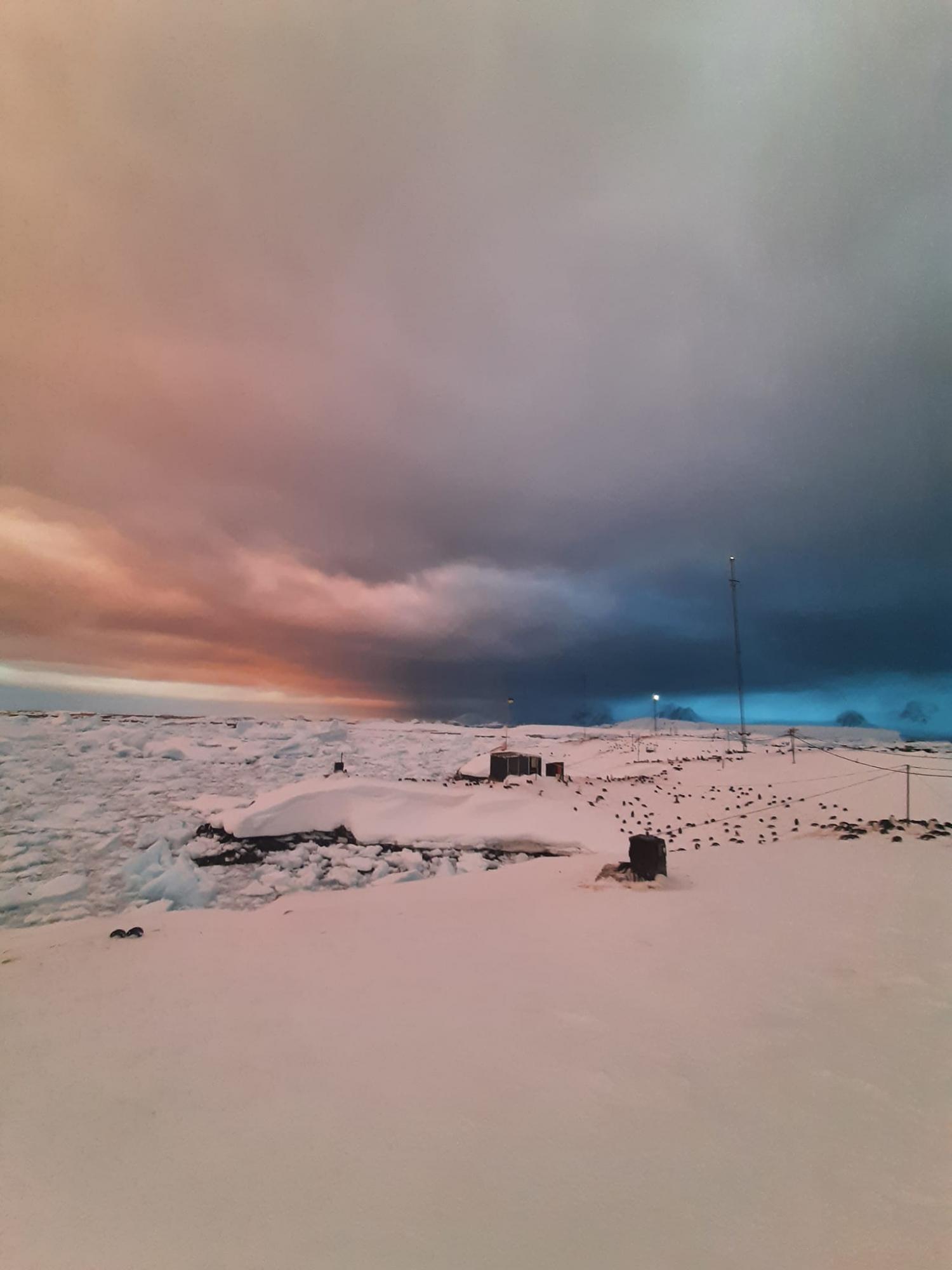 Украинские полярники показали сказочный рассвет в Антарктиде: невероятные фото