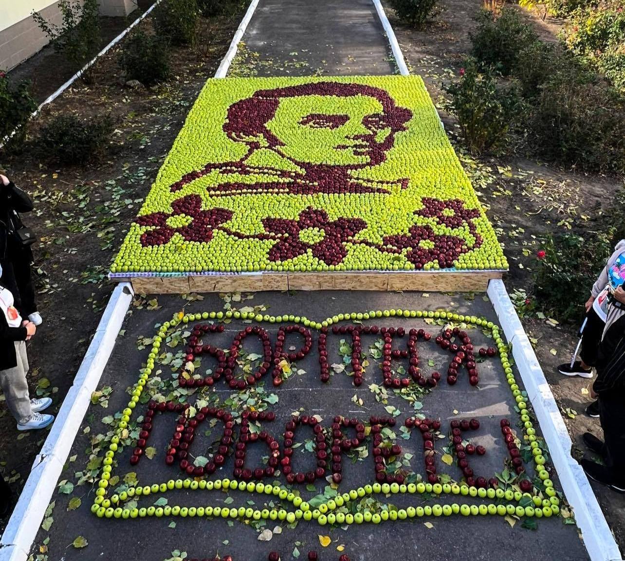 В Украине создали портрет Шевченко из яблок и установили рекорд. Смотрите, как он выглядит