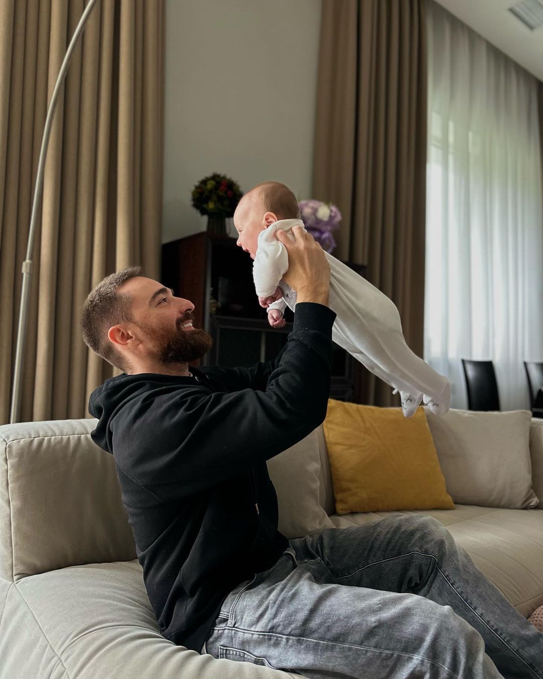 Фіналіст "Холостячки" зачарував рідкісними кадрами зі своїм сином та відверто розповів про батьківство (відео)