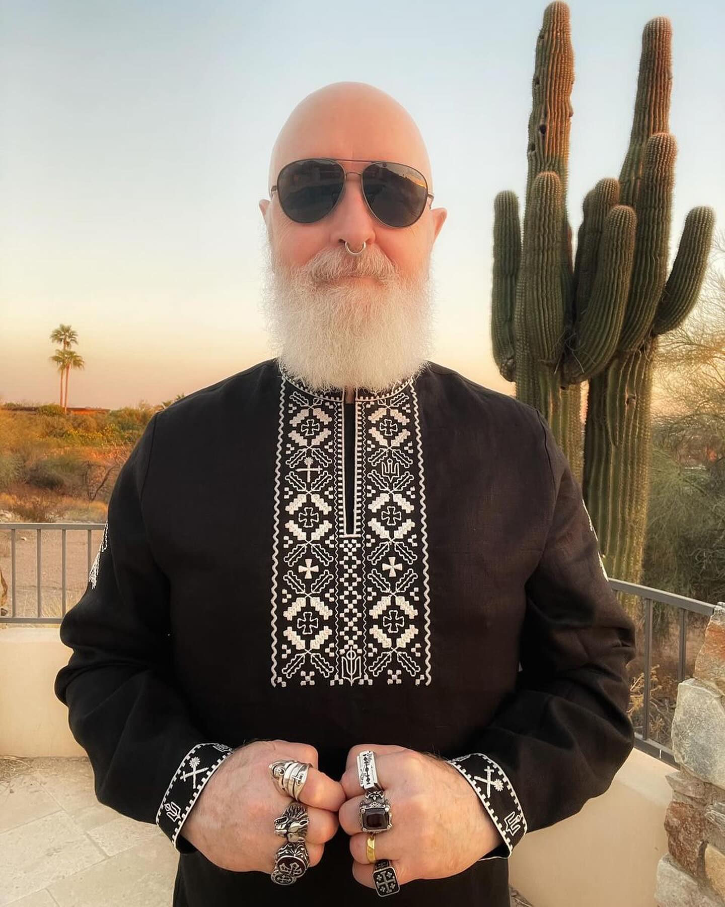 "Бог металла" на стиле. Один из лучших музыкантов мира надел украинскую вышиванку (фото)