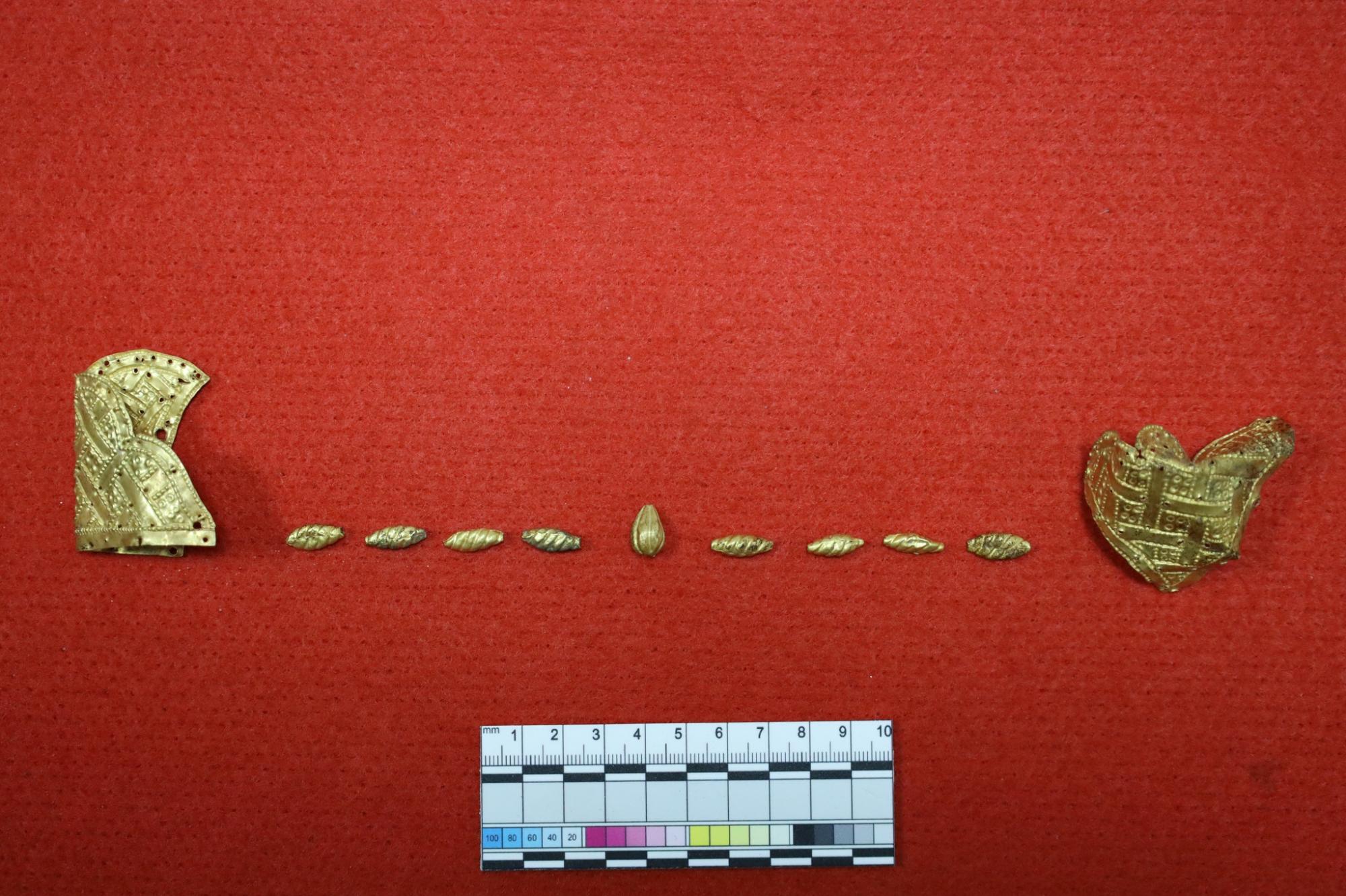 Золотий скарб ХVII-XVIII століть знайшли під Києвом. Ось фото цінних артефактів