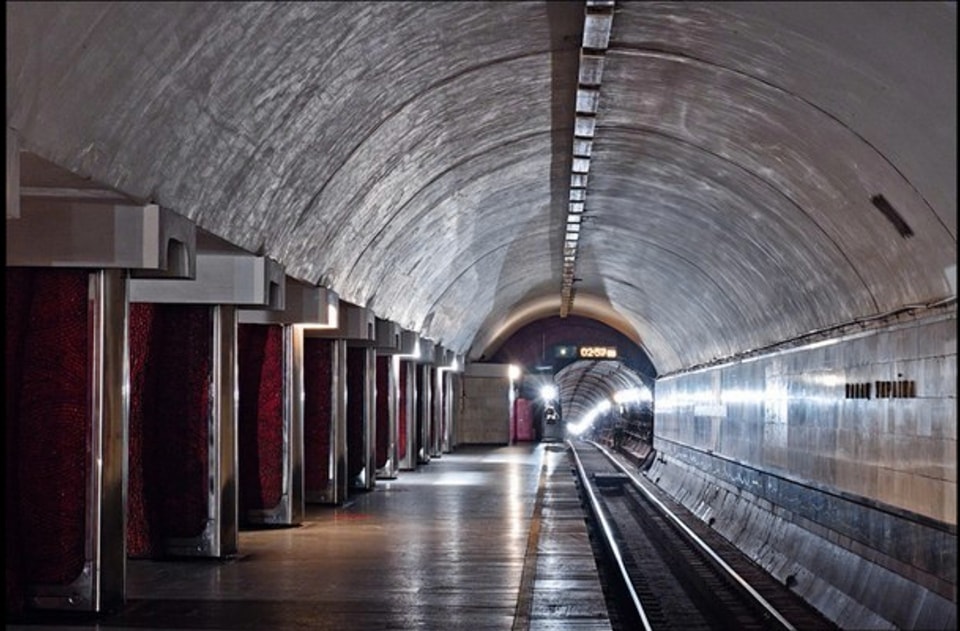 Атмосферно та красиво. Дивіться, як виглядають станції метро Києва вночі
