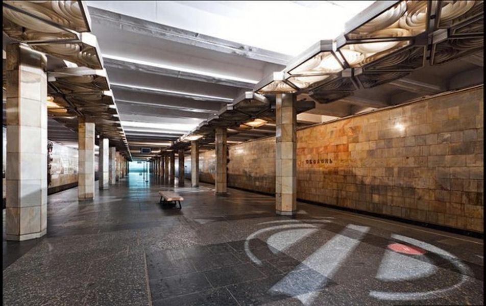 Атмосферно та красиво. Дивіться, як виглядають станції метро Києва вночі